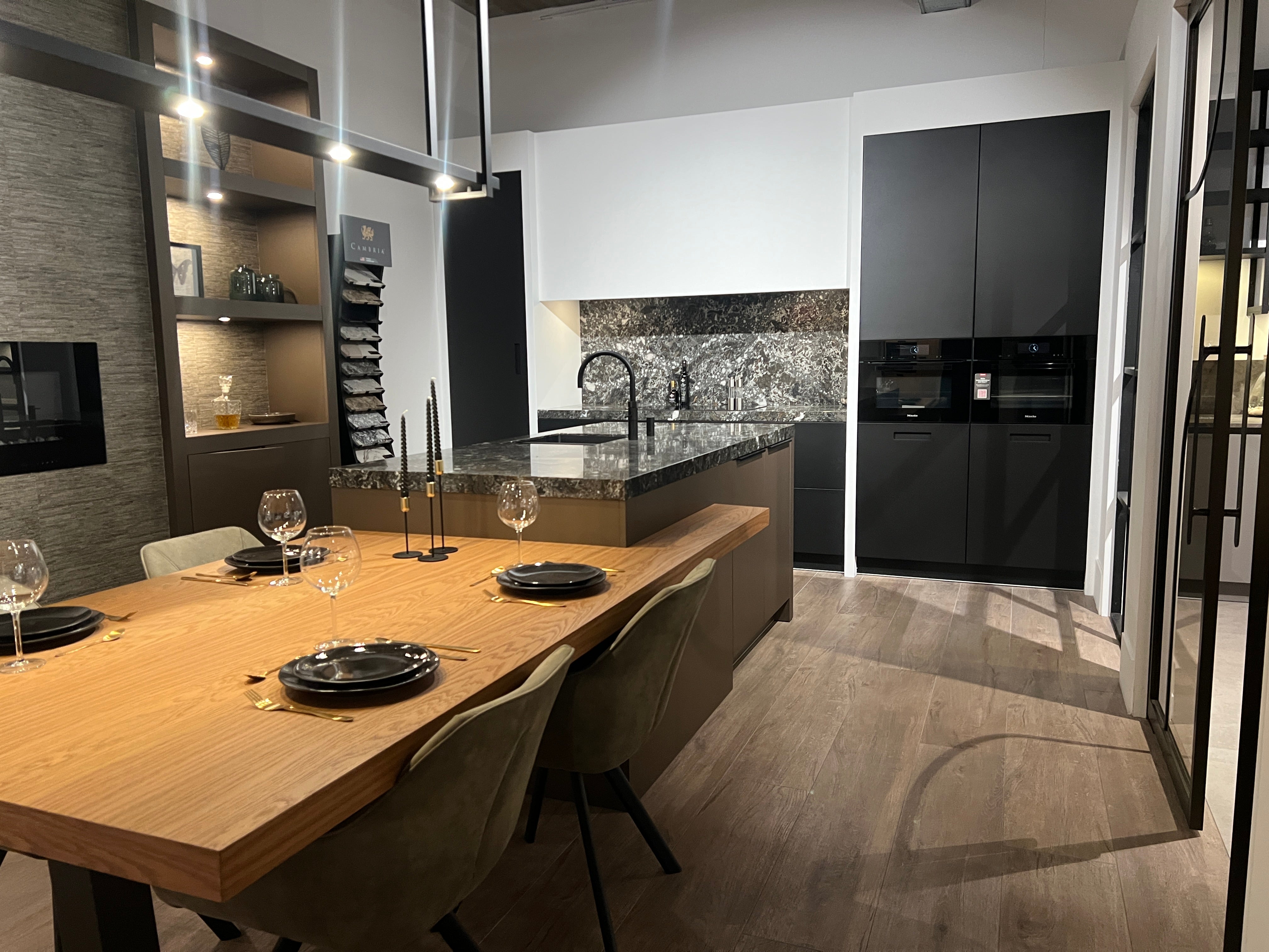 03753 - Exclusieve eilandkeuken met Miele apparatuur
