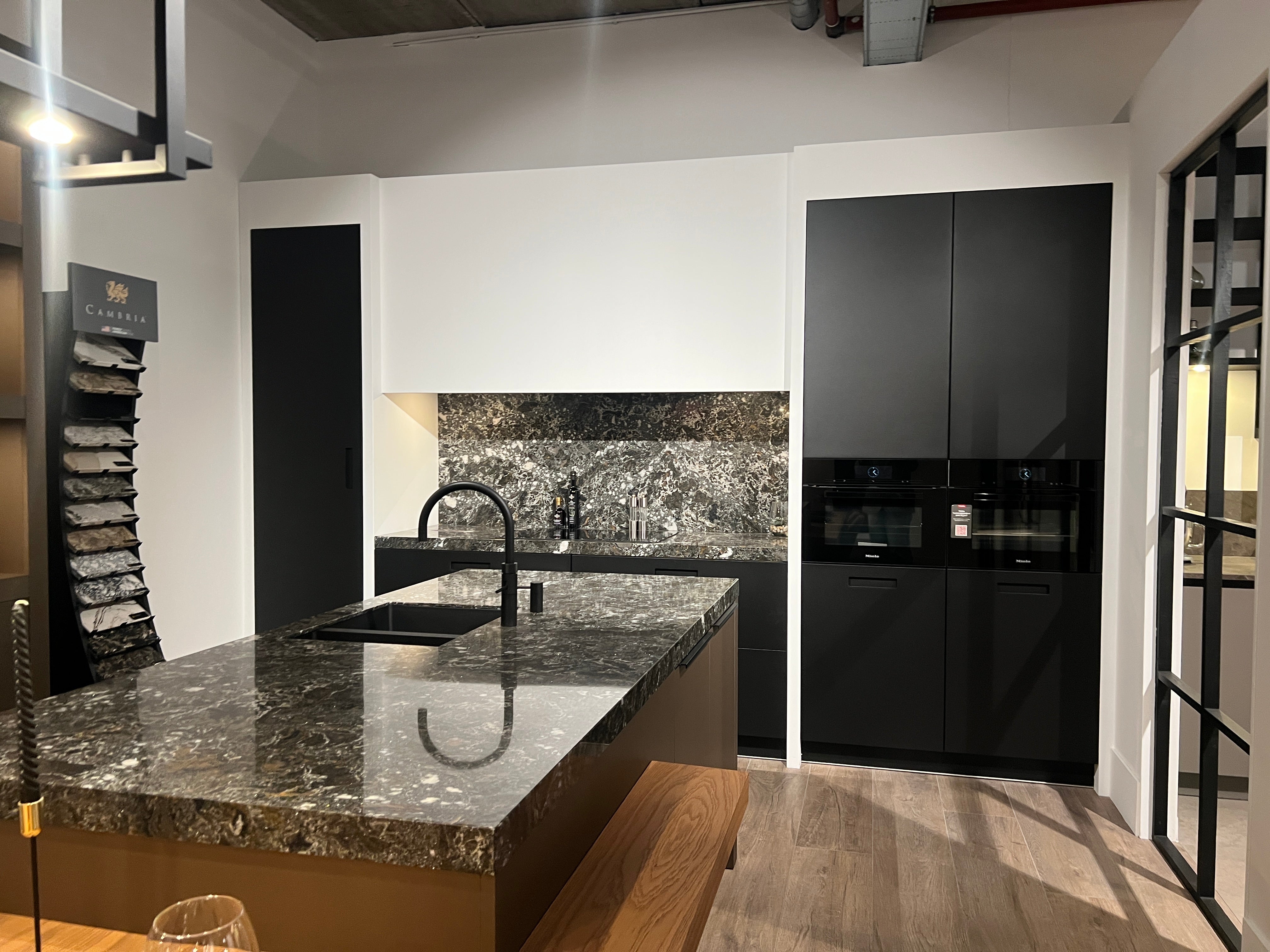 03753 - Exclusieve eilandkeuken met Miele apparatuur