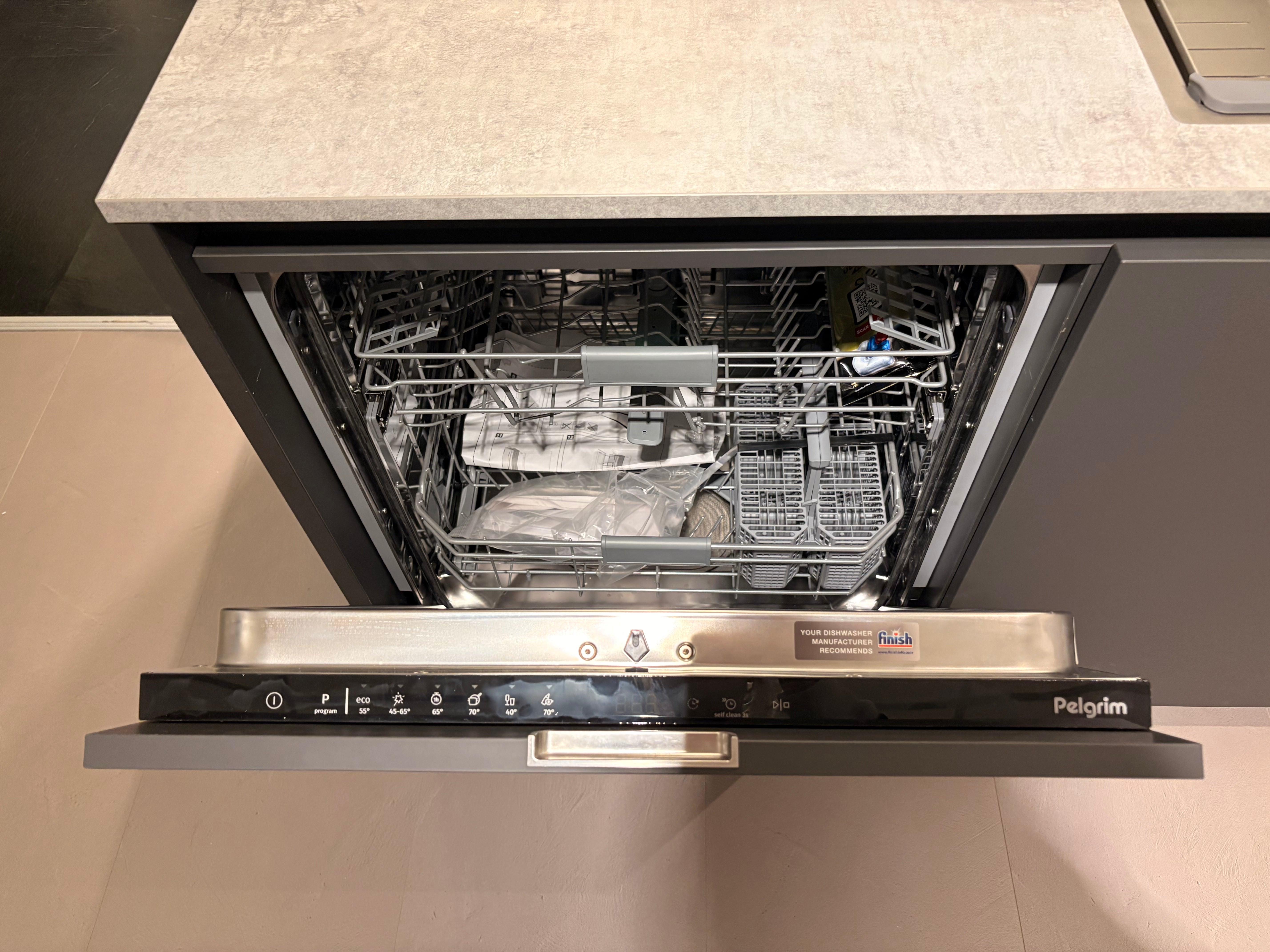 03973 - Moderne keuken met kastenwand