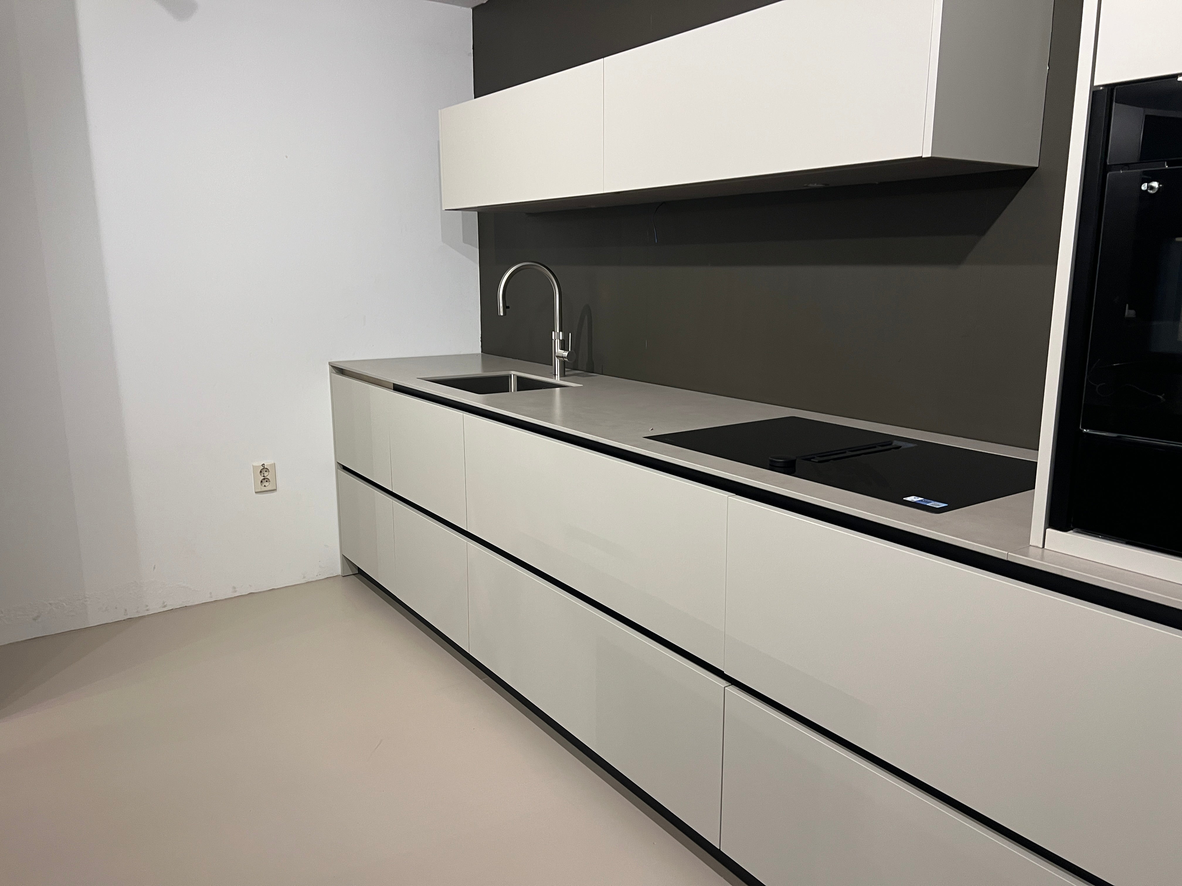 02485 - Strak rechte keuken