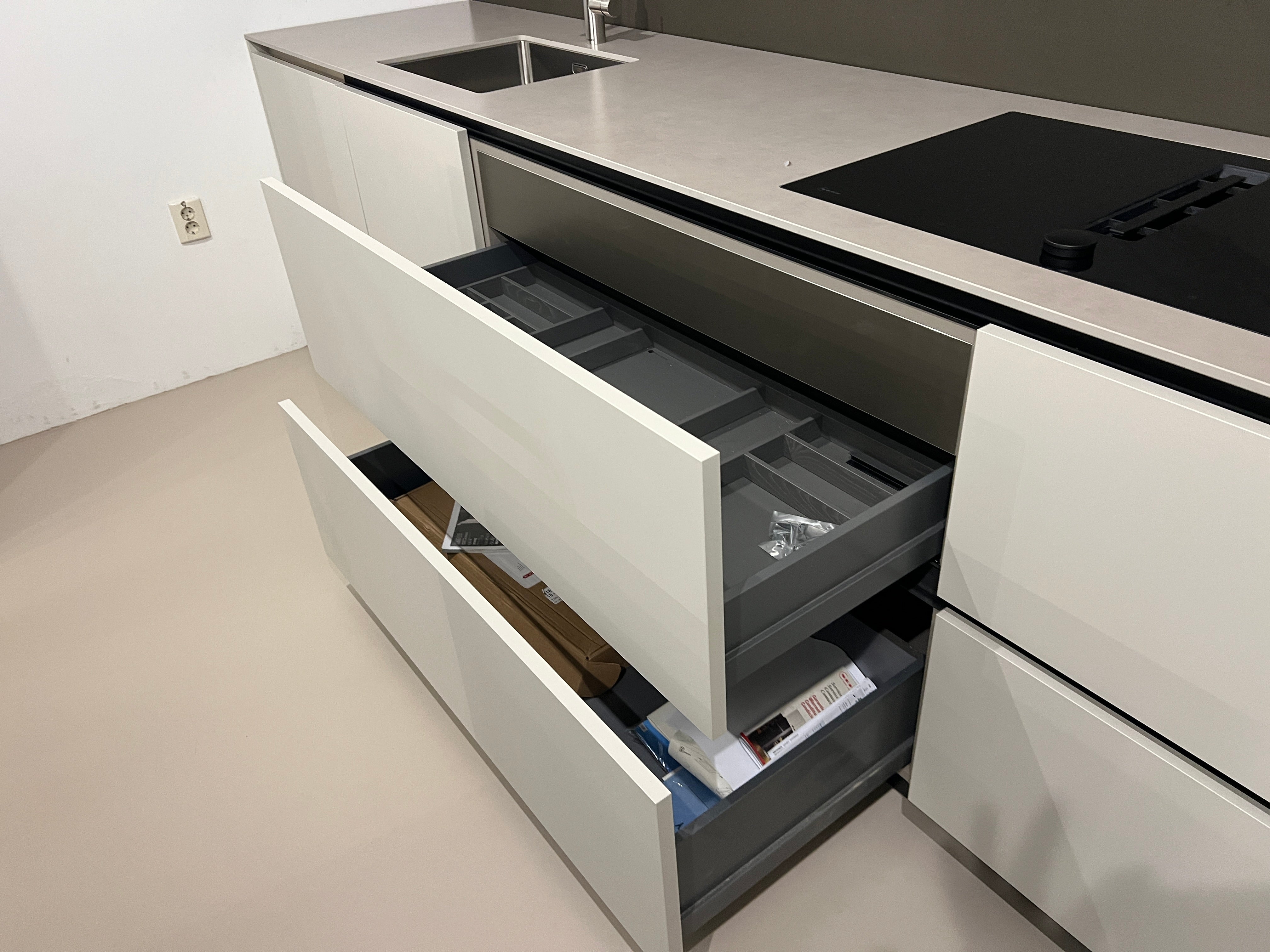 02485 - Strak rechte keuken