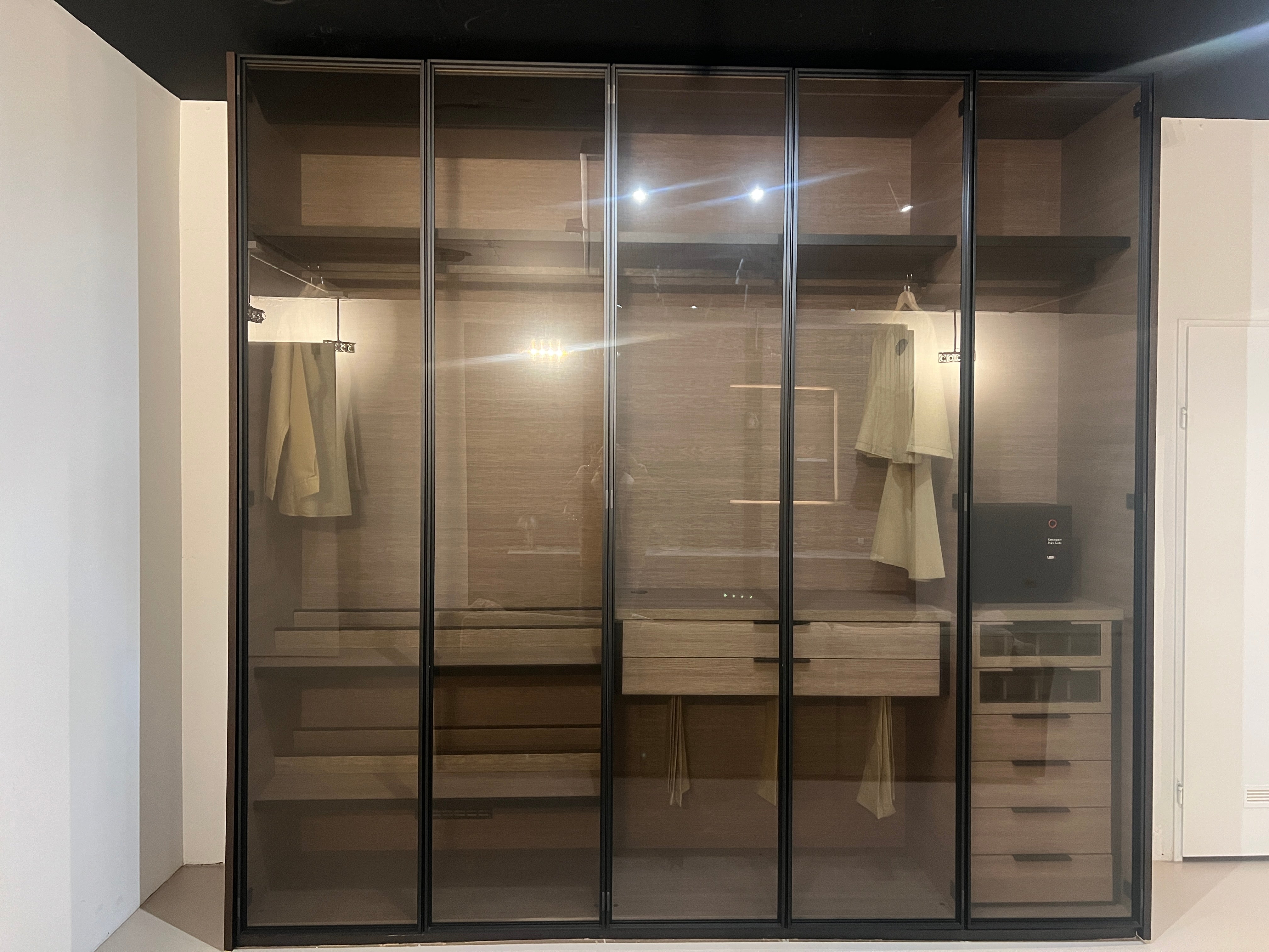 03889 - Lema kledingkast met air cleaning system