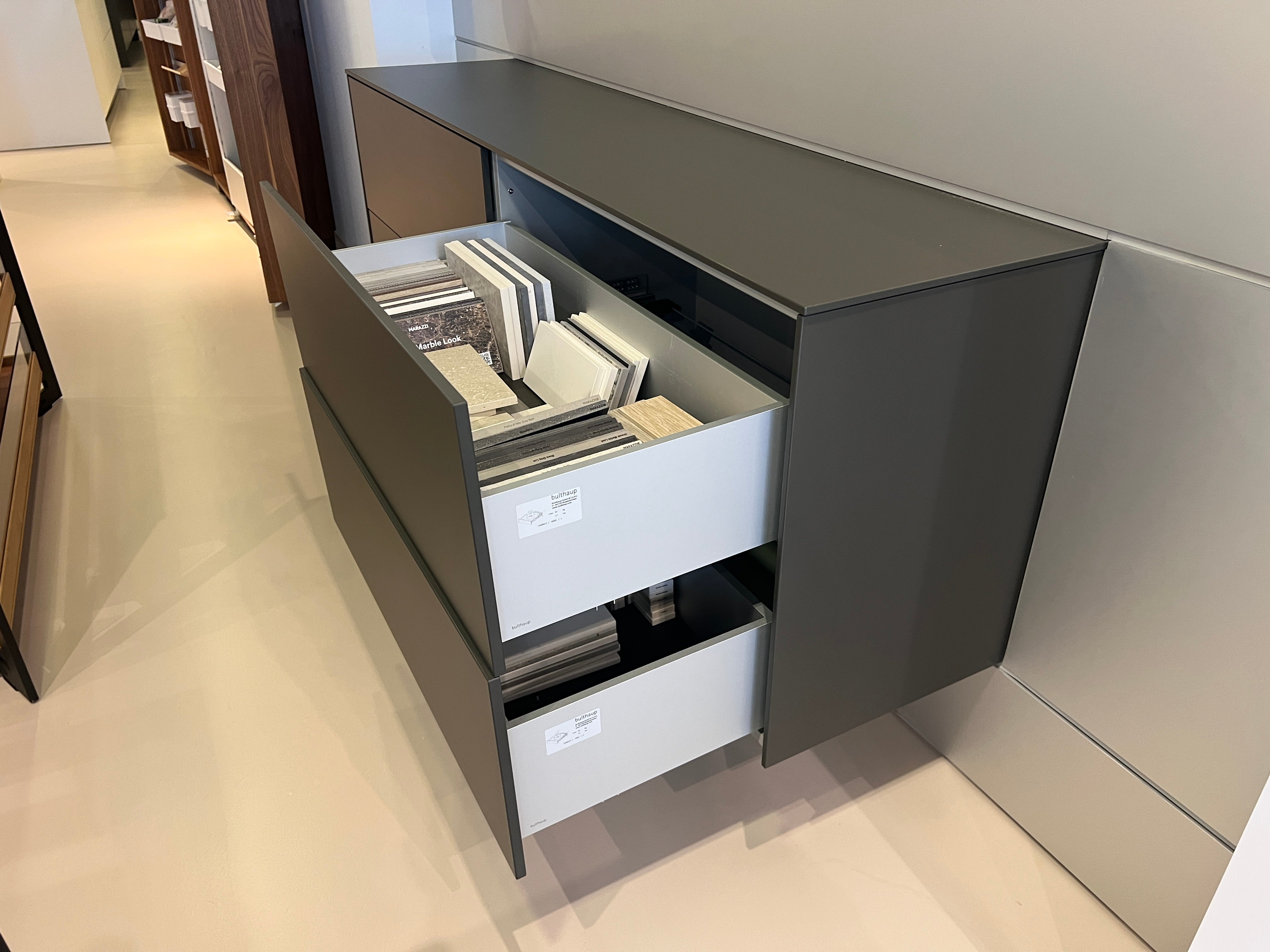 03903 - Zwart dressoir met achterwand