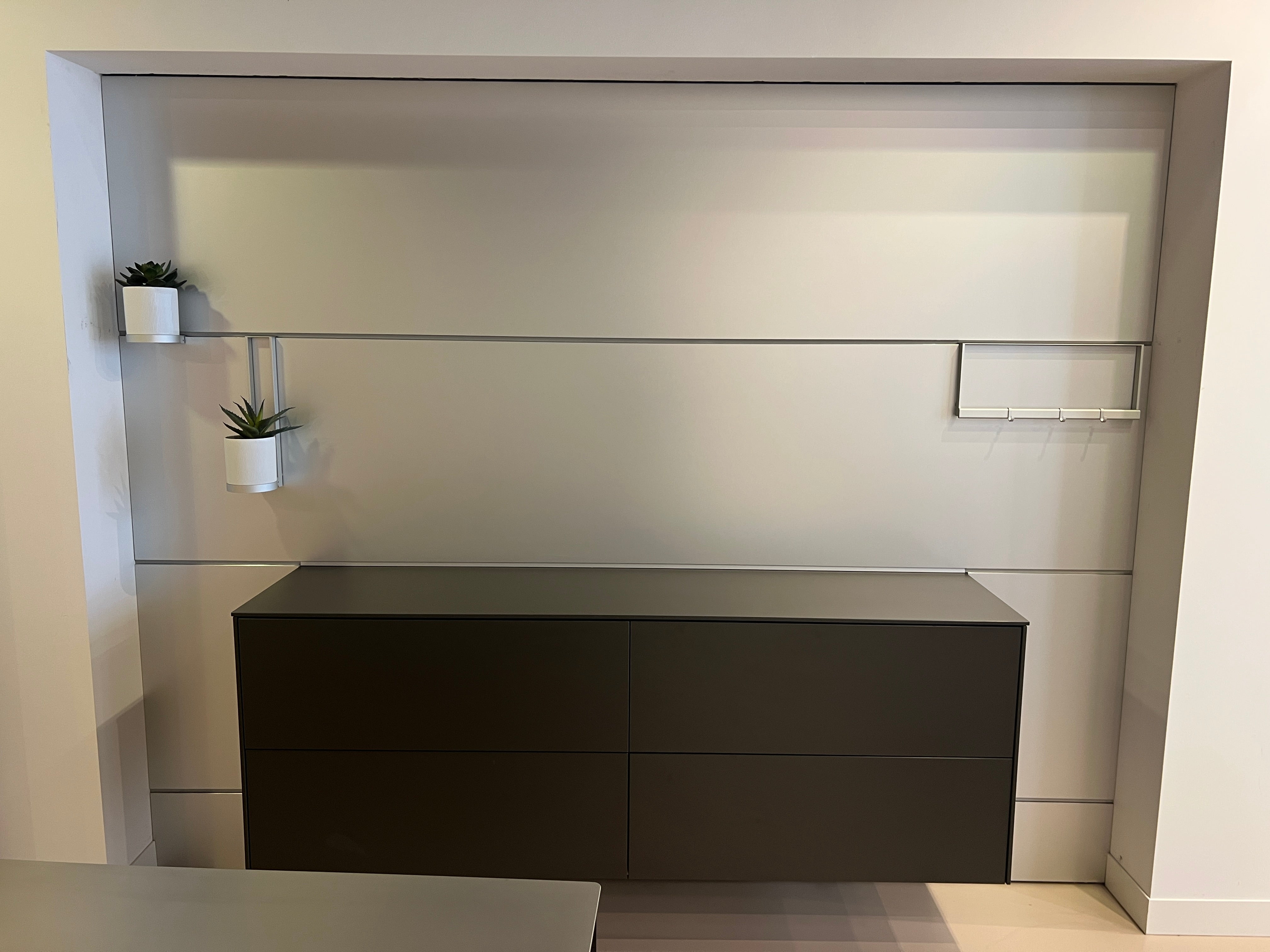 03903 - Zwart dressoir met achterwand