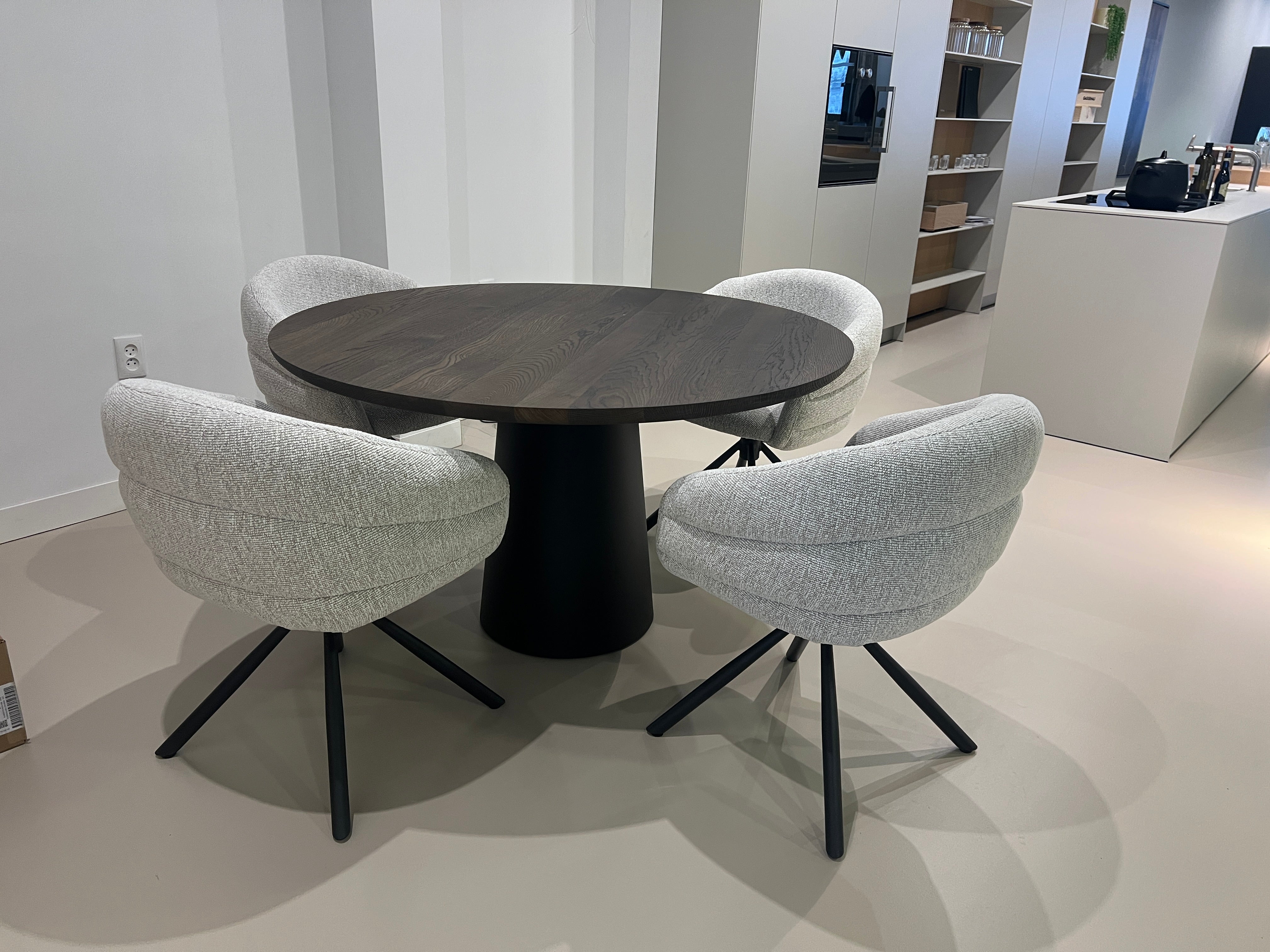 03905 - Trendy tafel met stoelen