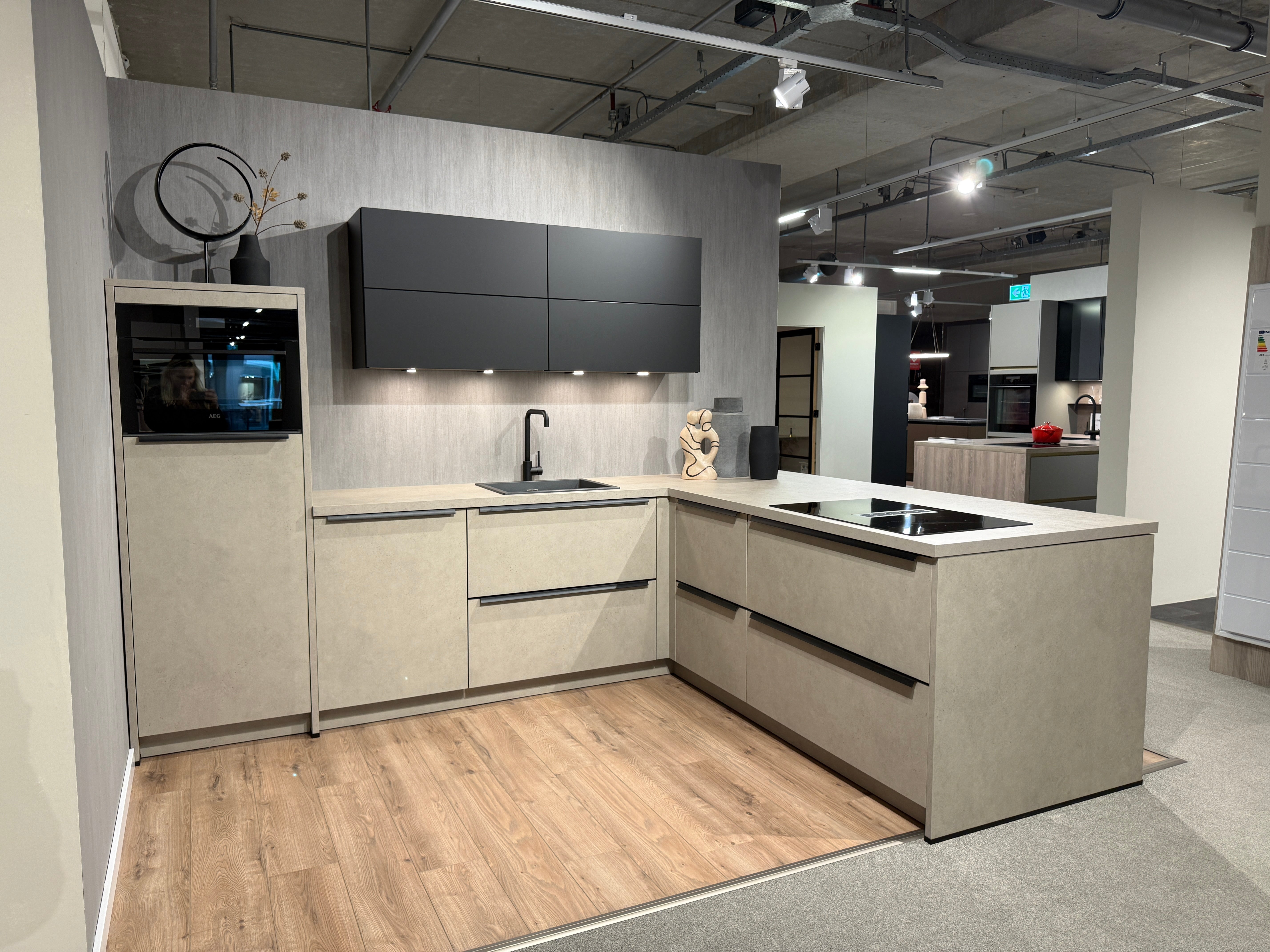 04007 - Kiezelgrijze schiereiland keuken