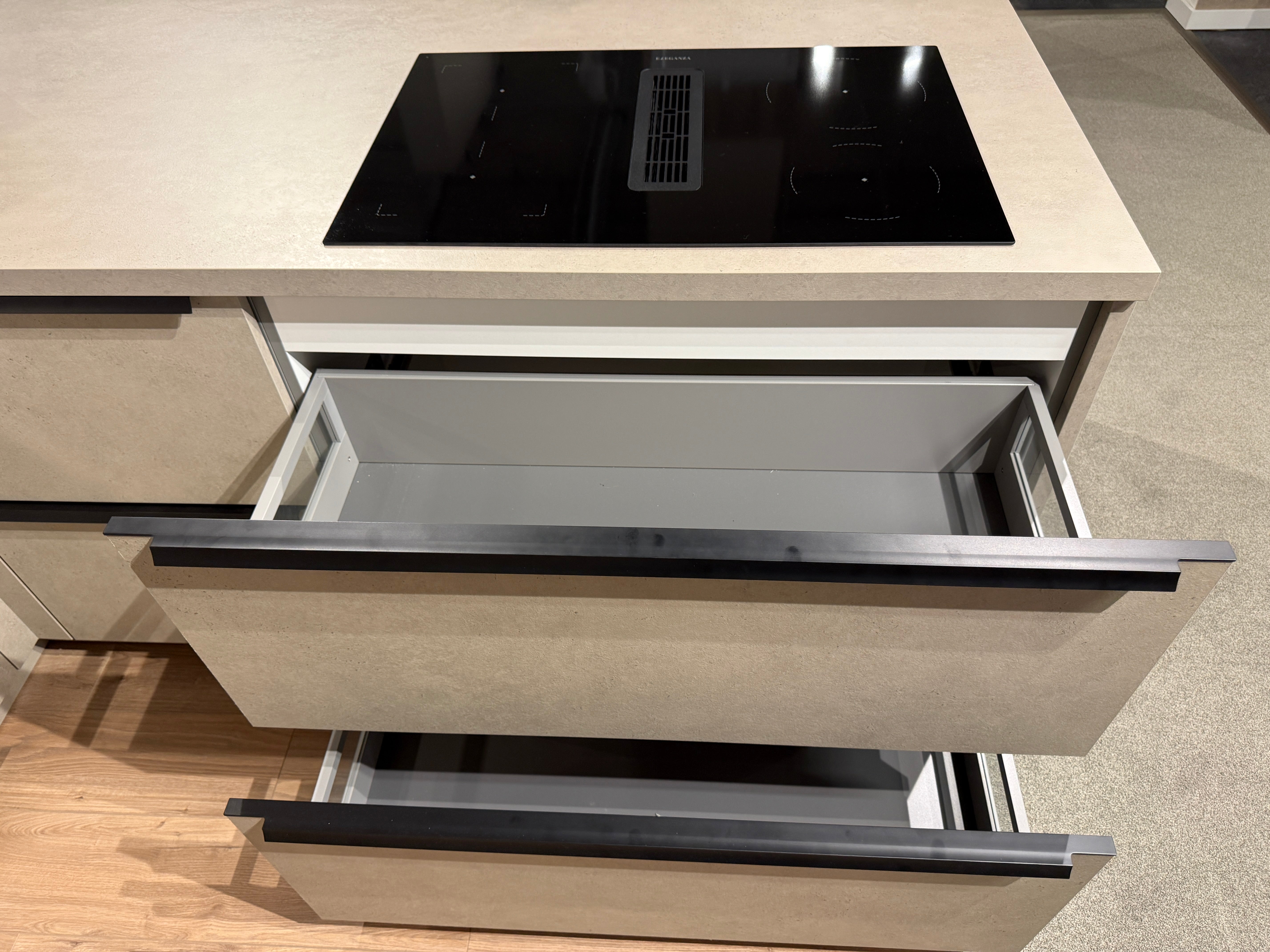 04007 - Kiezelgrijze schiereiland keuken