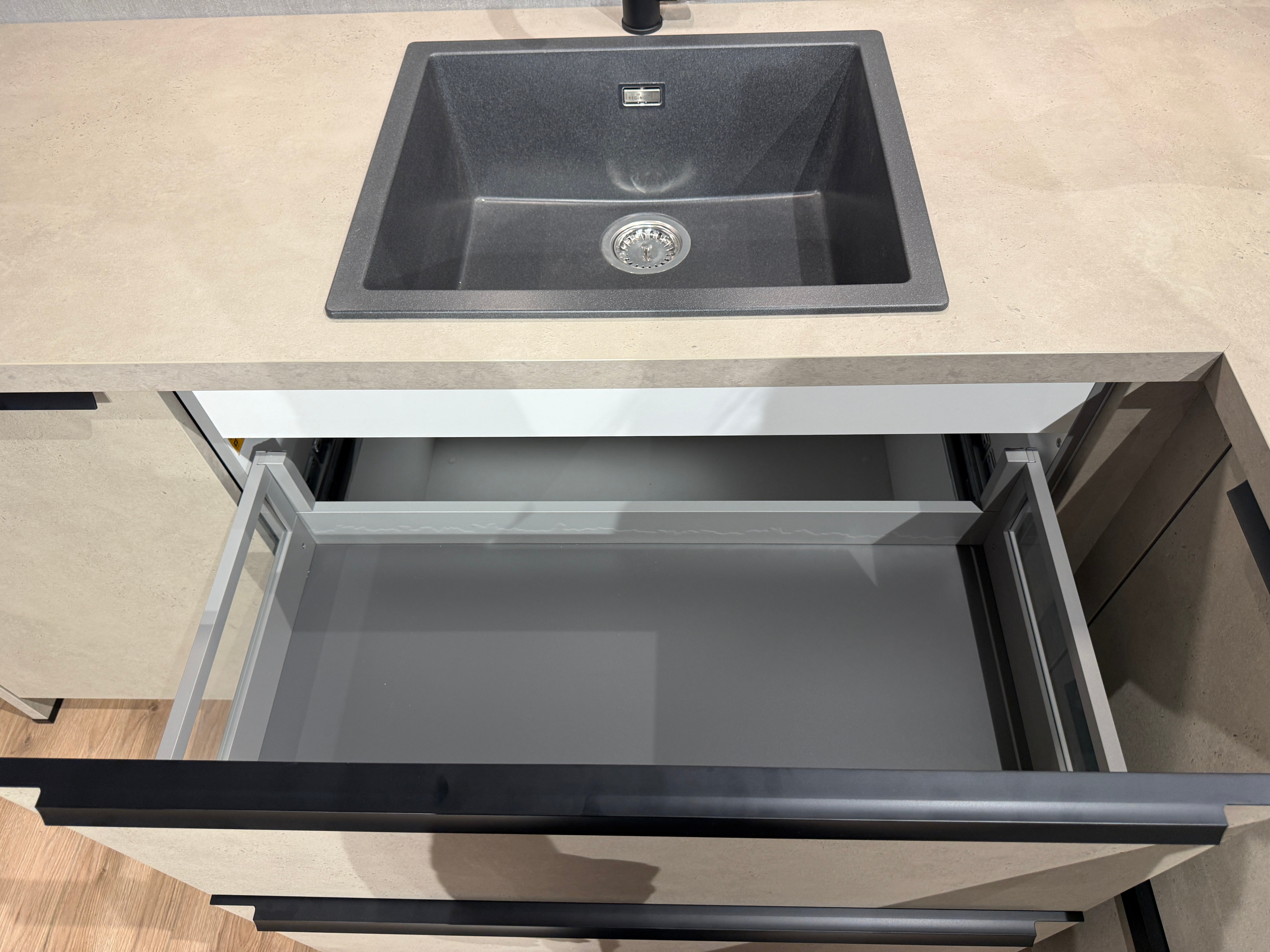 04007 - Kiezelgrijze schiereiland keuken