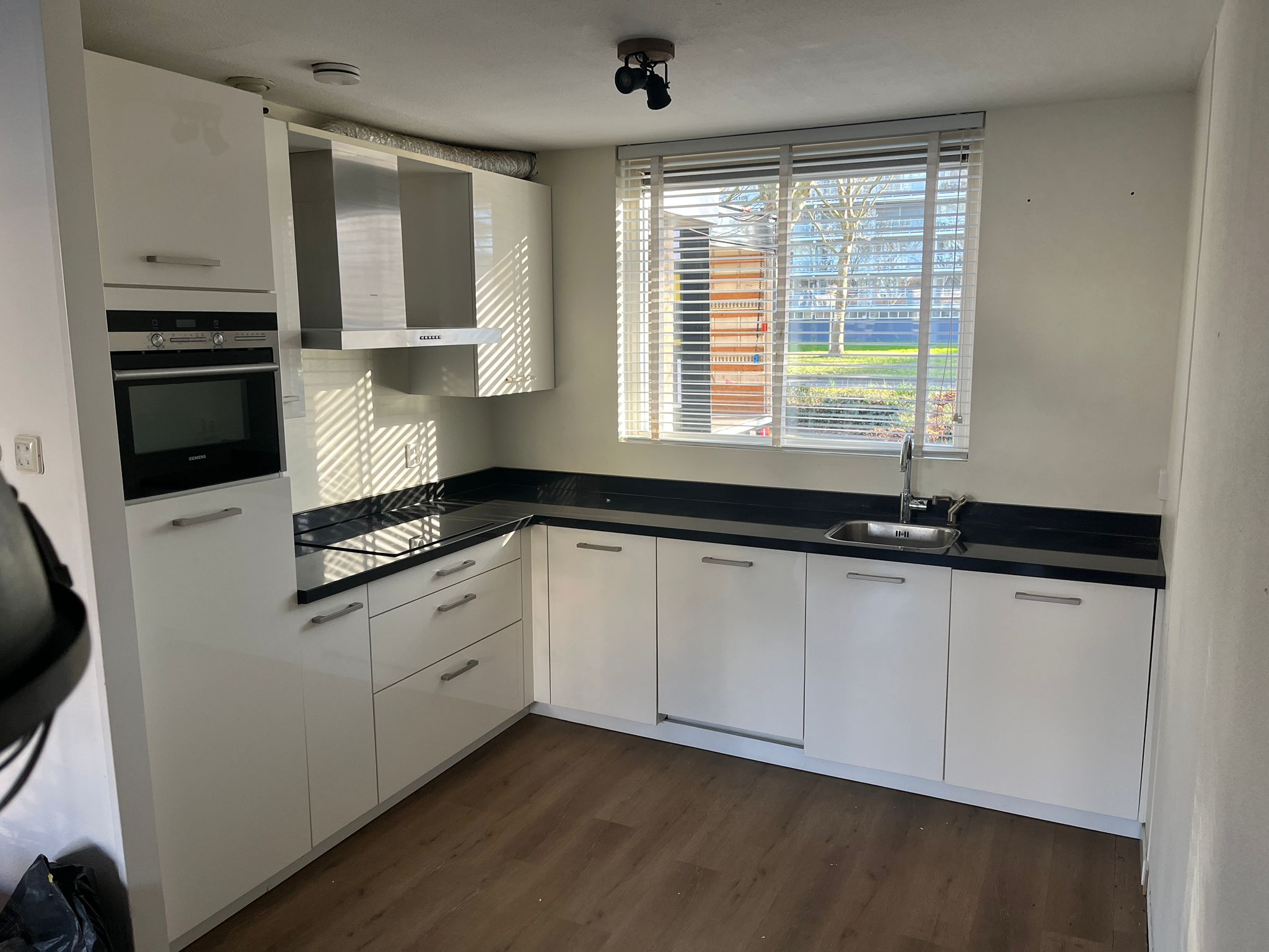 03341 - Witte hoekkeuken