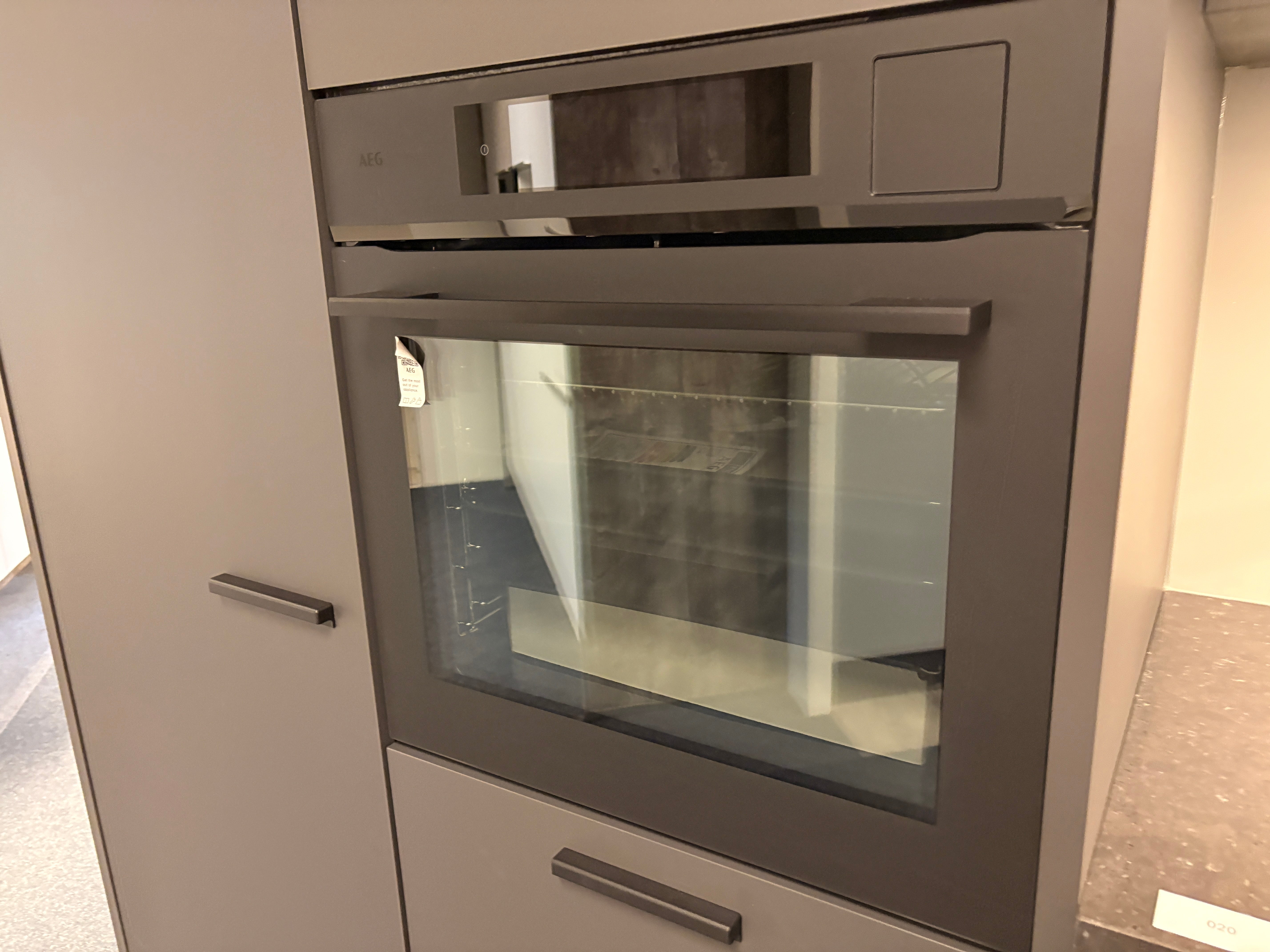 04559 - Nolte donker kleurige hoekkeuken