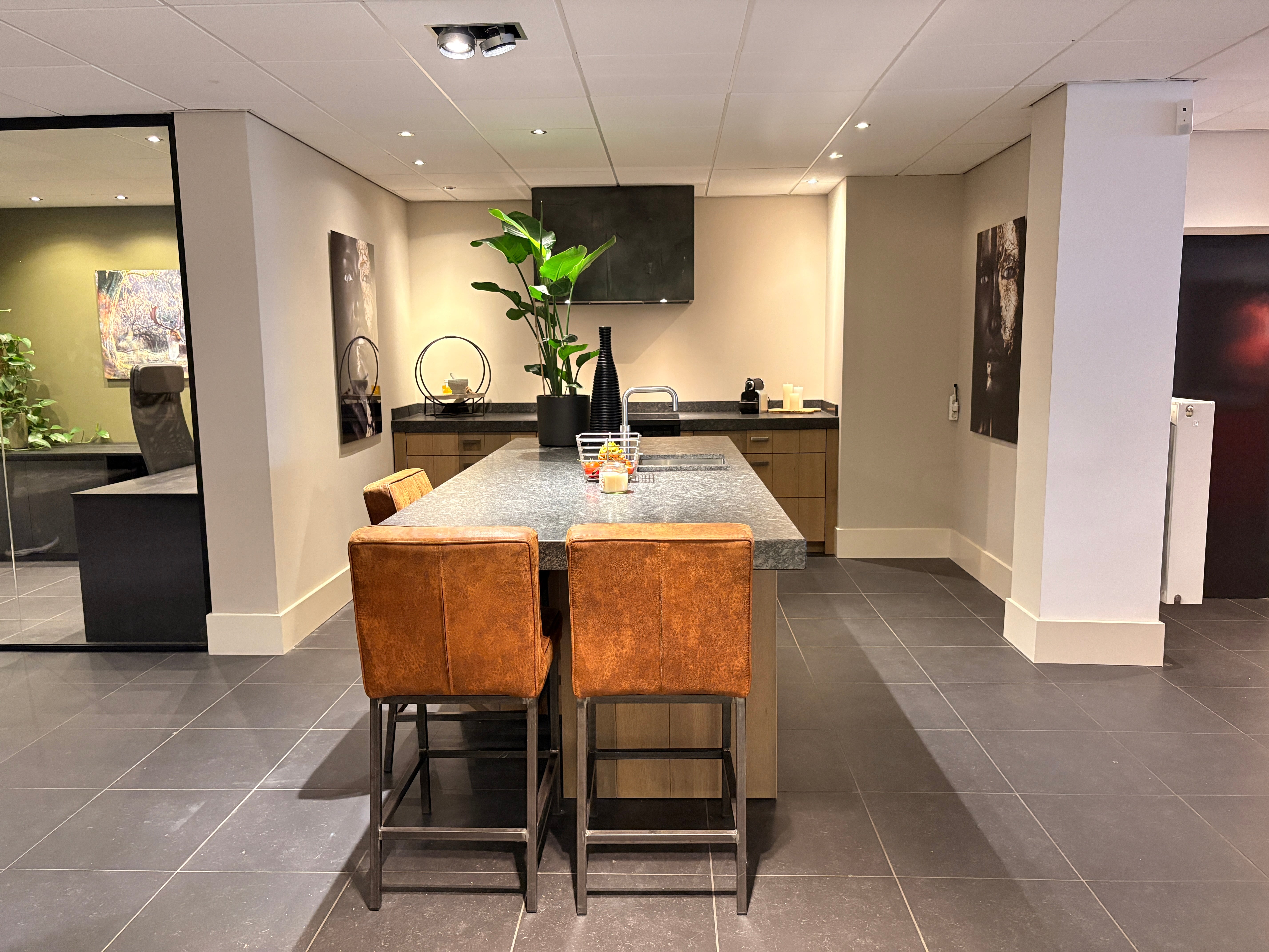 04619 - Modern/landelijke eilandkeuken met hoge kastenwand