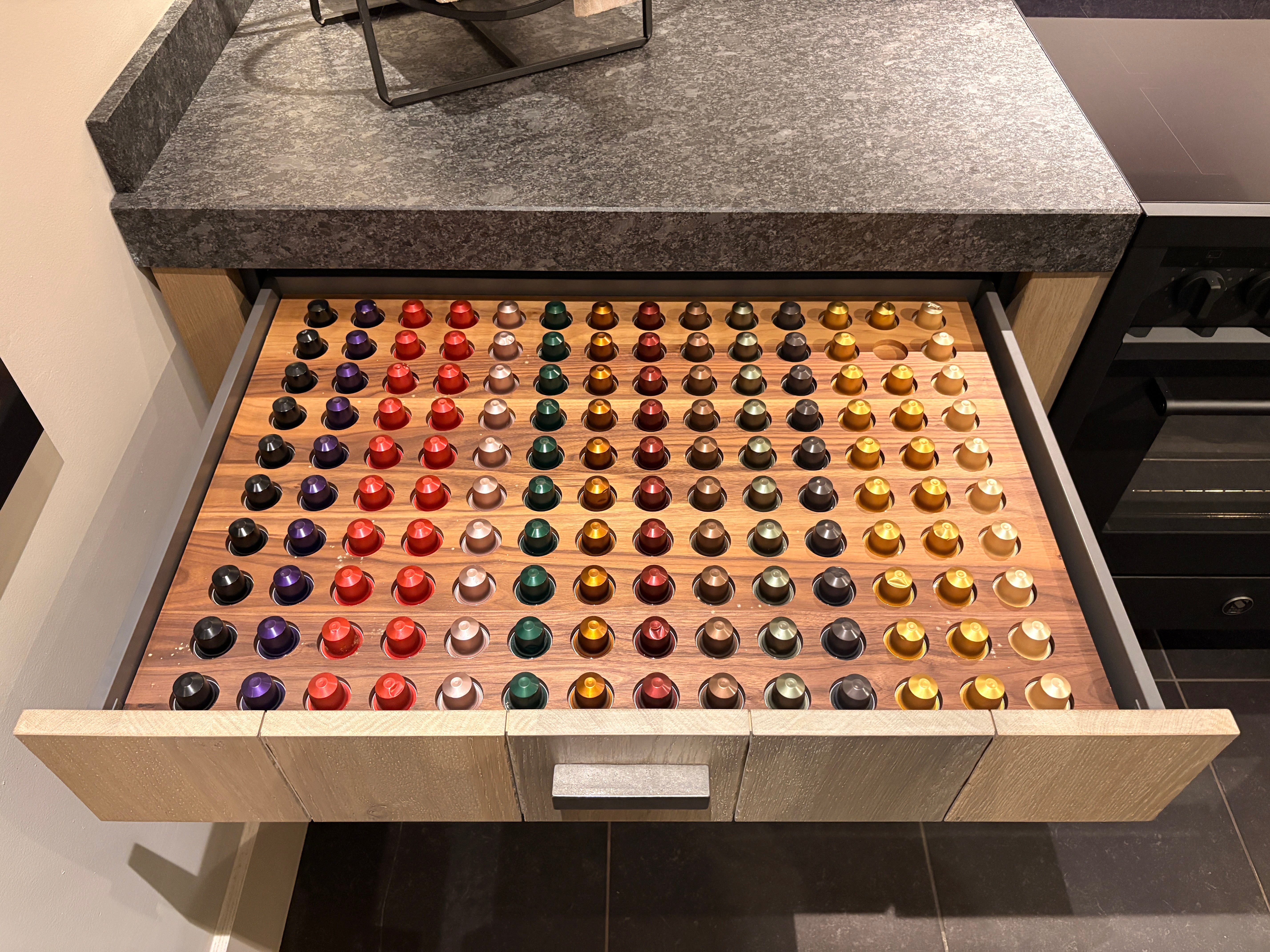 04619 - Modern/landelijke eilandkeuken met hoge kastenwand