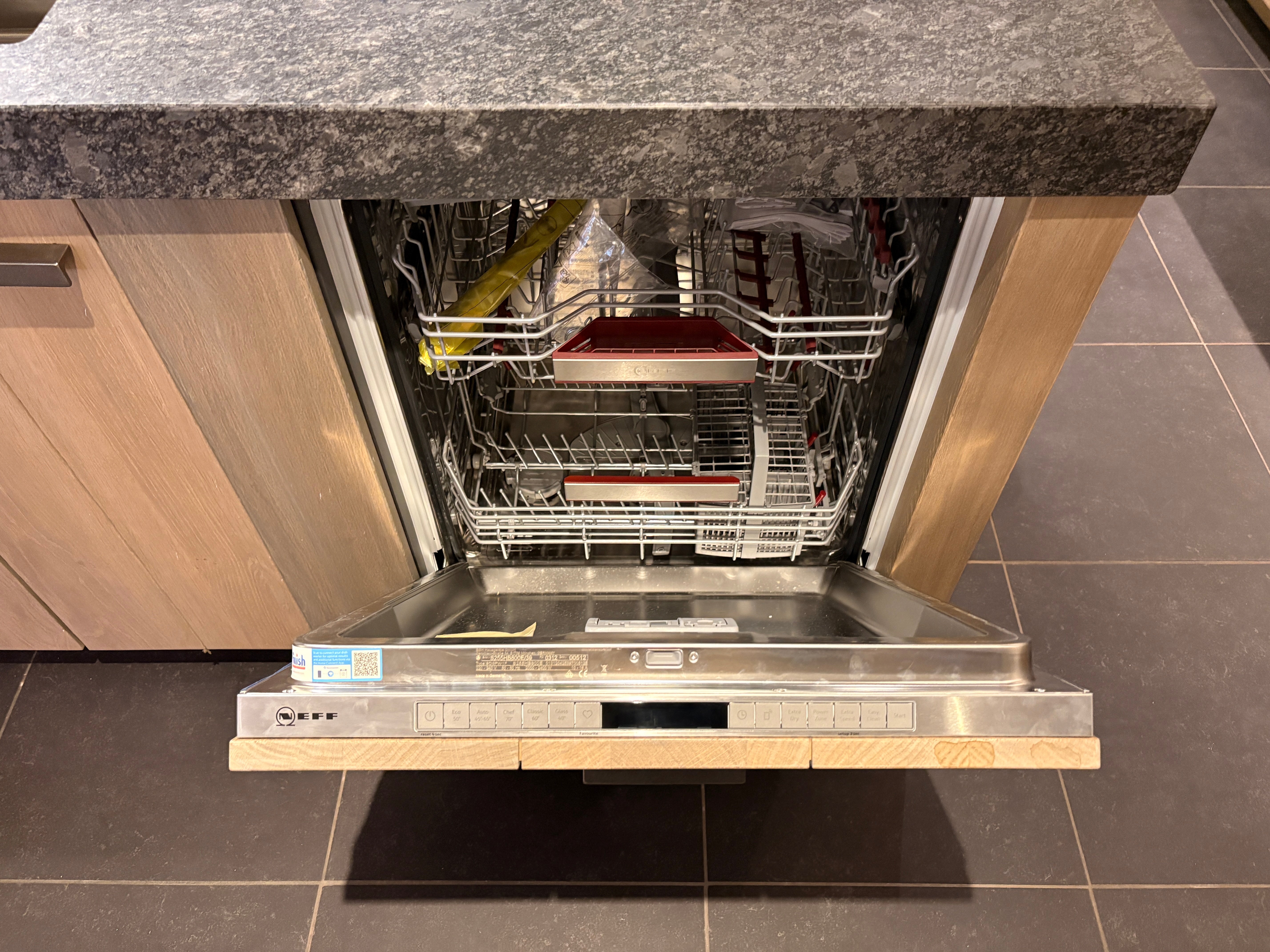 04619 - Modern/landelijke eilandkeuken met hoge kastenwand