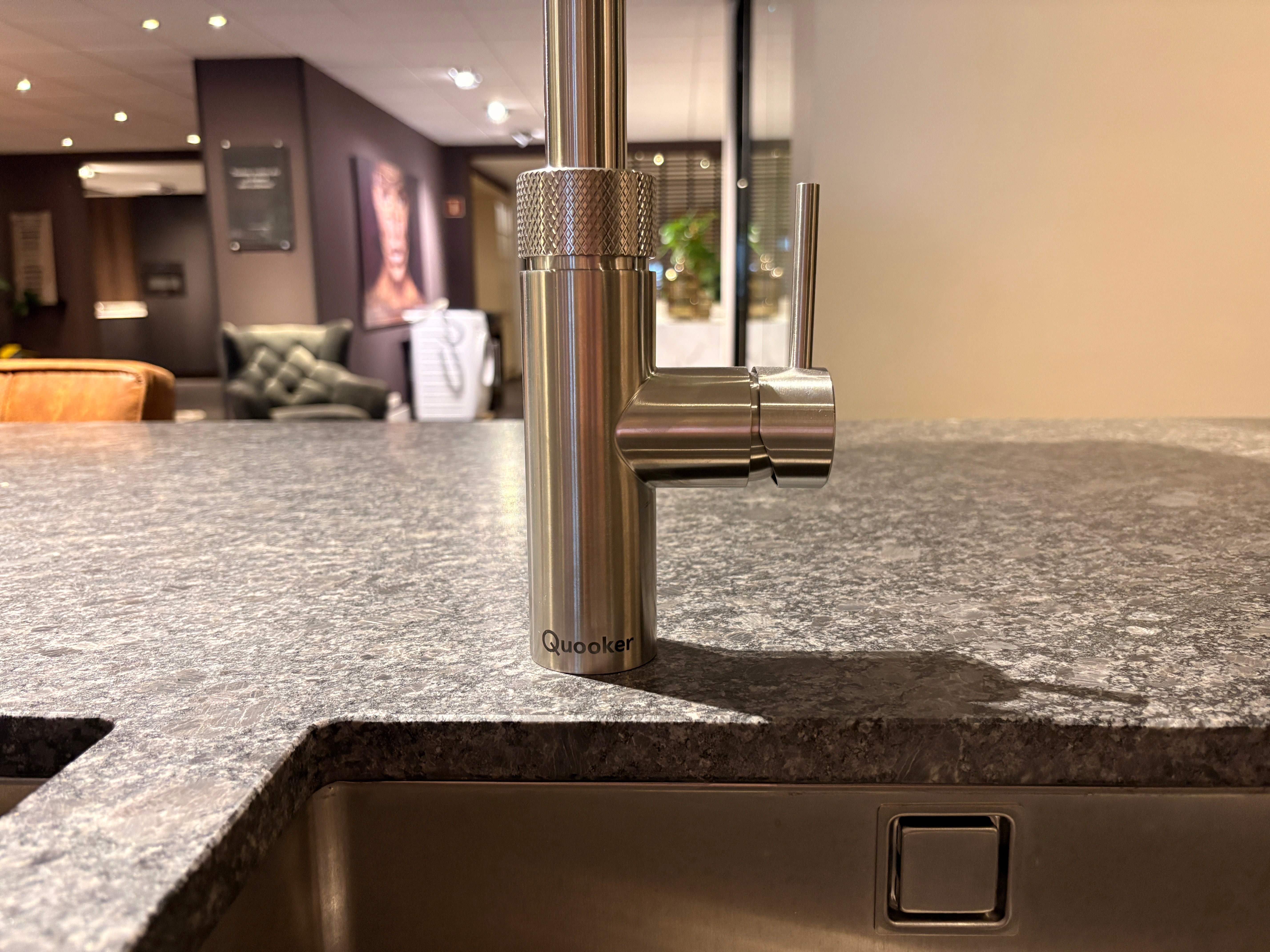 04619 - Modern/landelijke eilandkeuken met hoge kastenwand