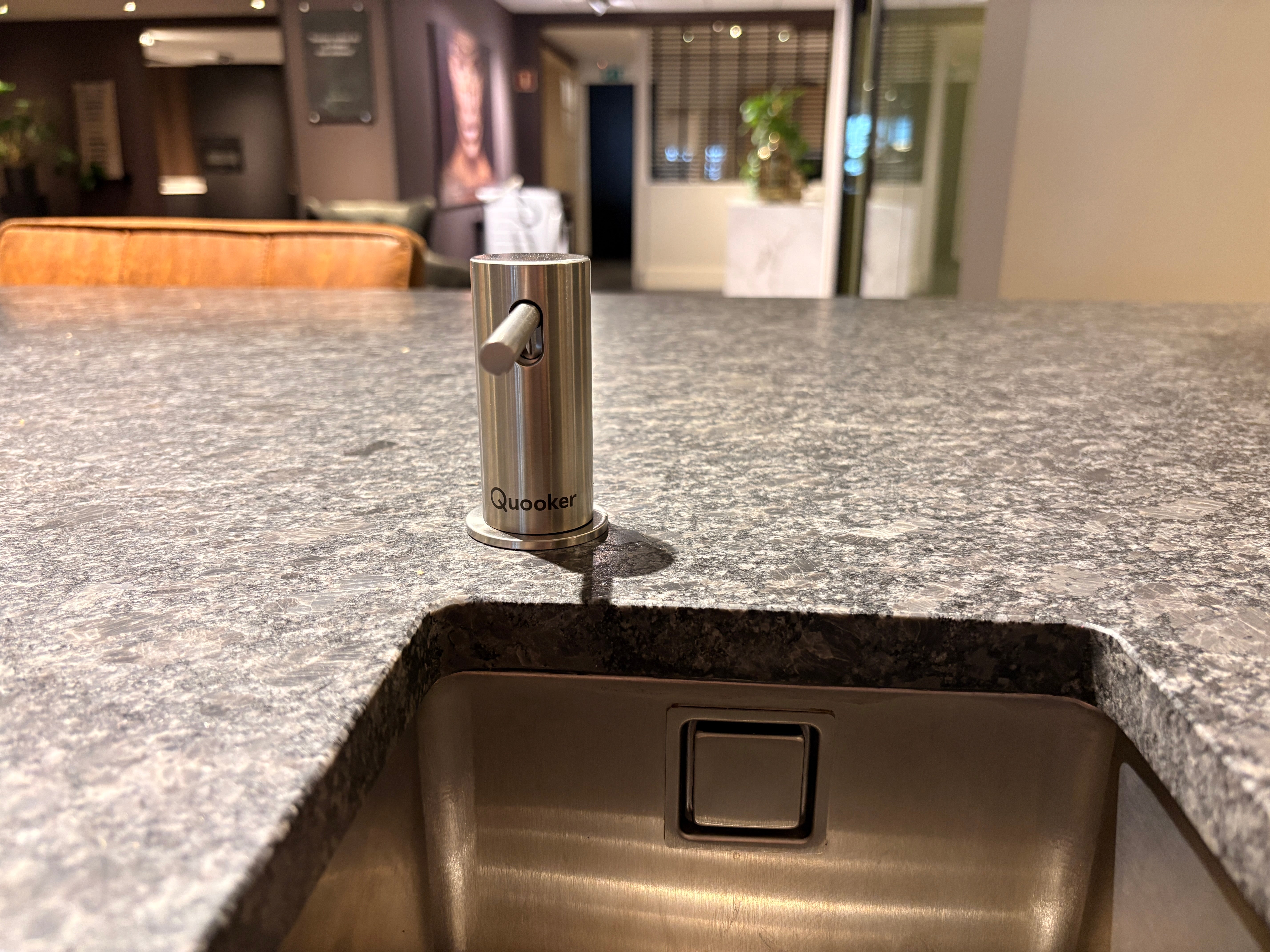 04619 - Modern/landelijke eilandkeuken met hoge kastenwand
