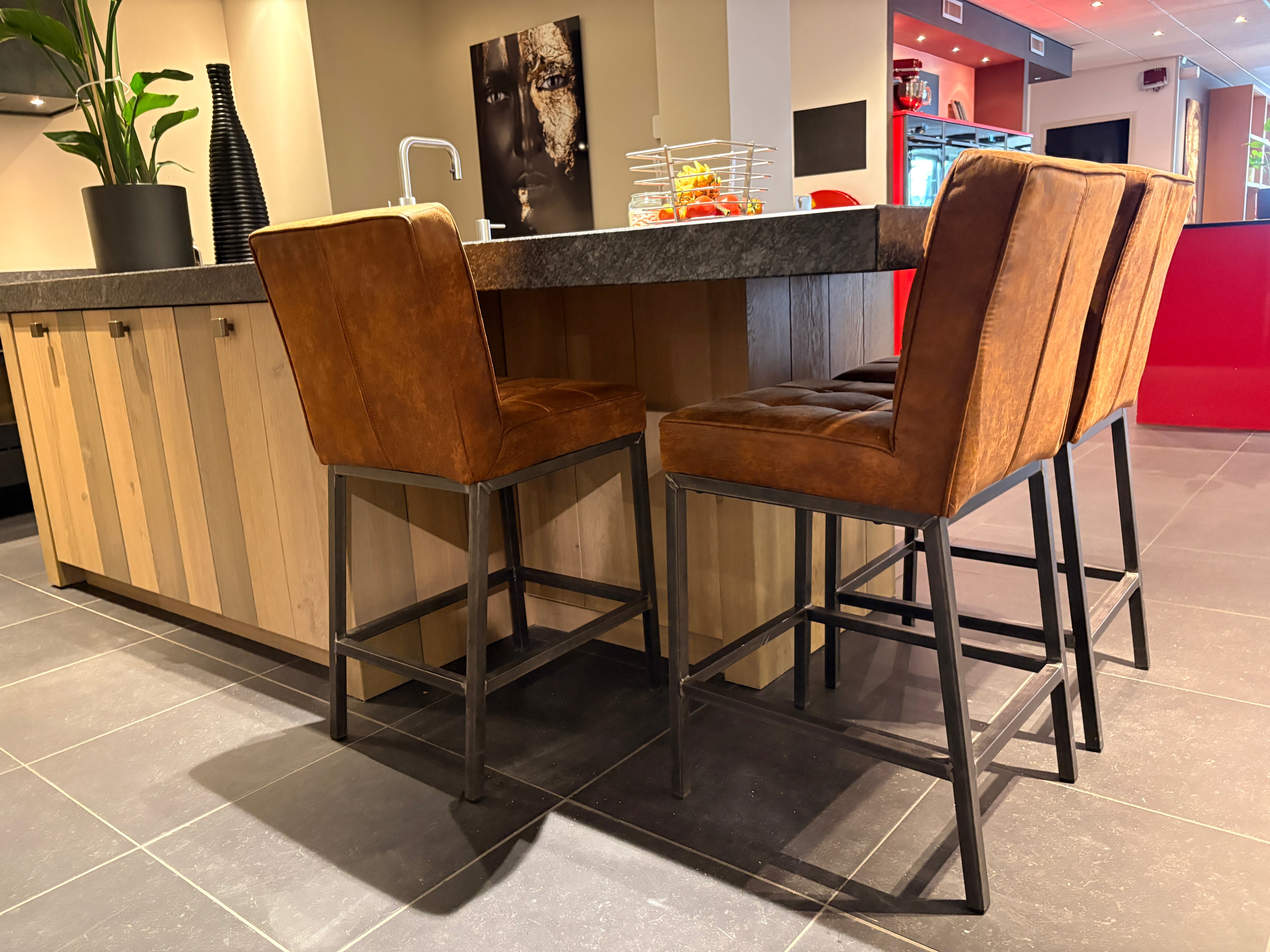 04619 - Modern/landelijke eilandkeuken met hoge kastenwand