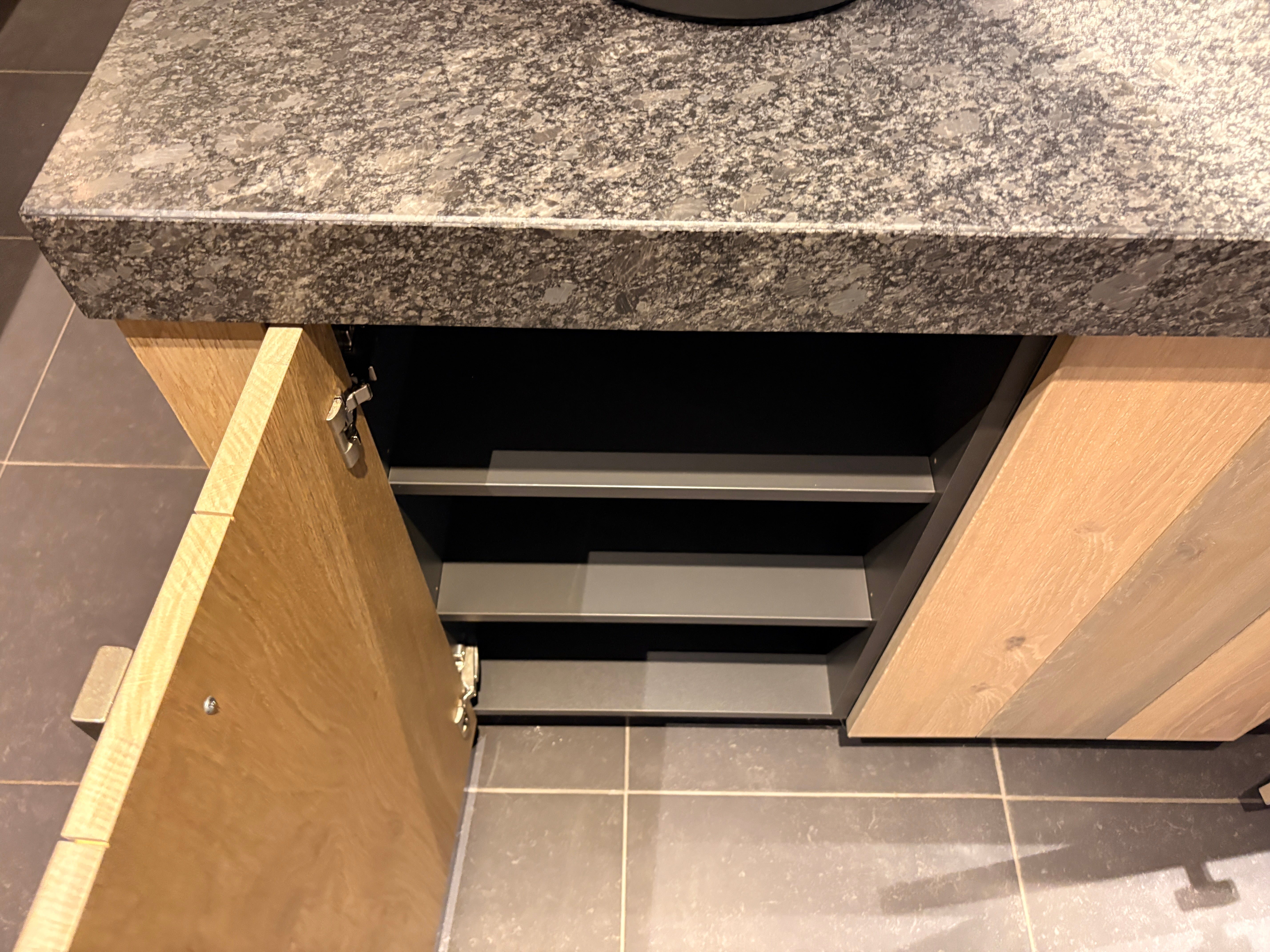 04619 - Modern/landelijke eilandkeuken met hoge kastenwand