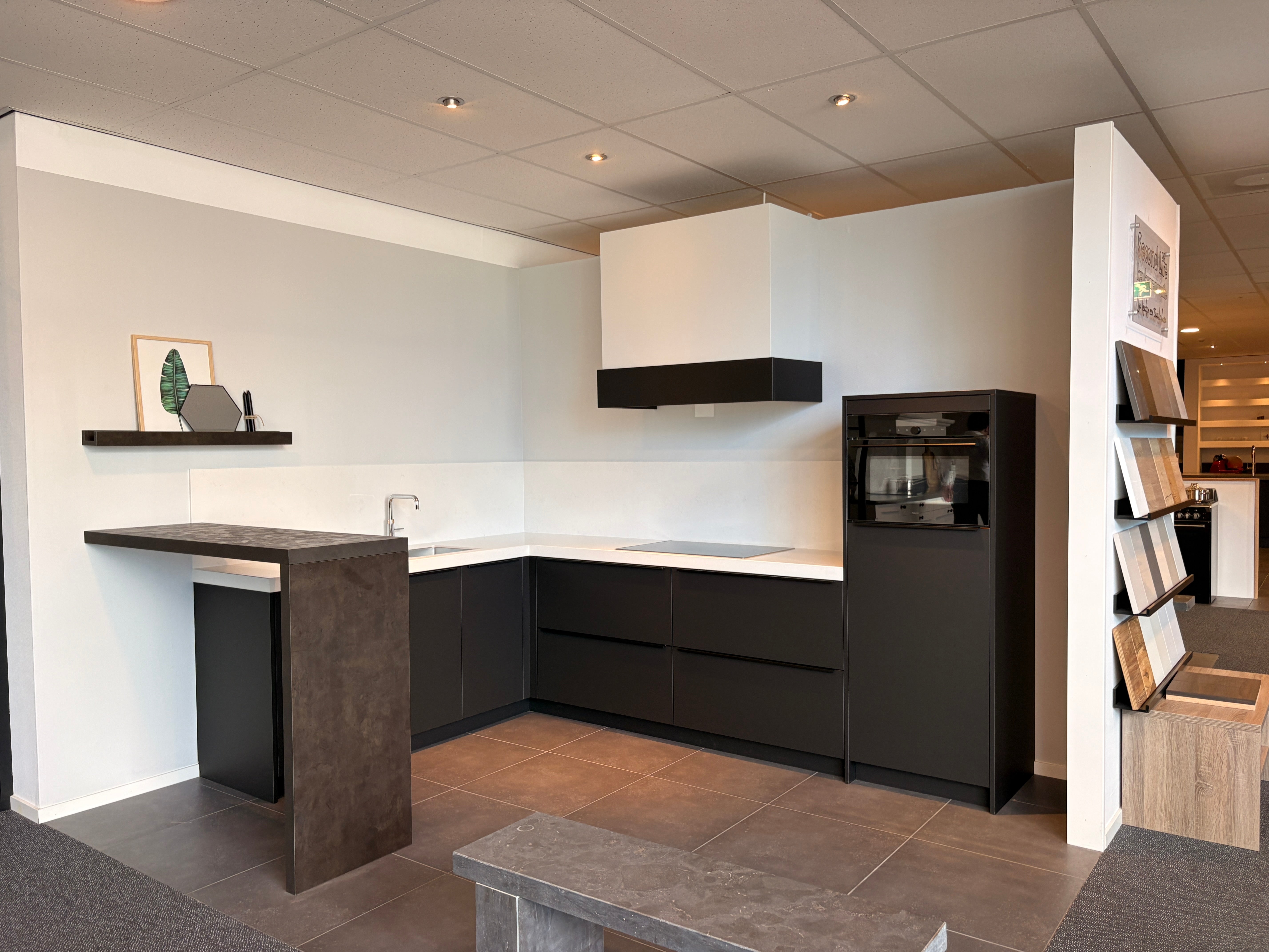 04669 - Strakke hoekkeuken met bar