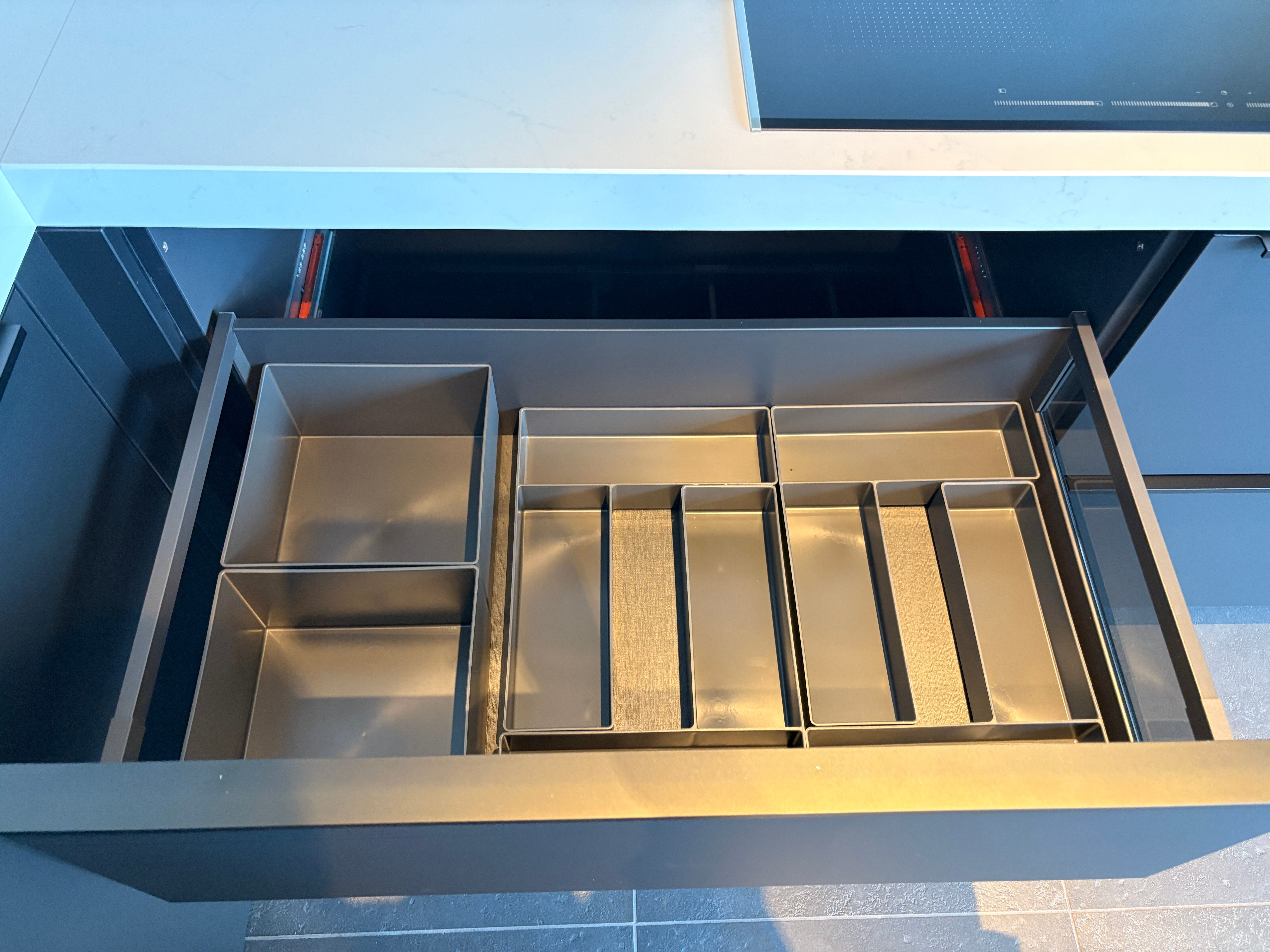 04669 - Strakke hoekkeuken met bar
