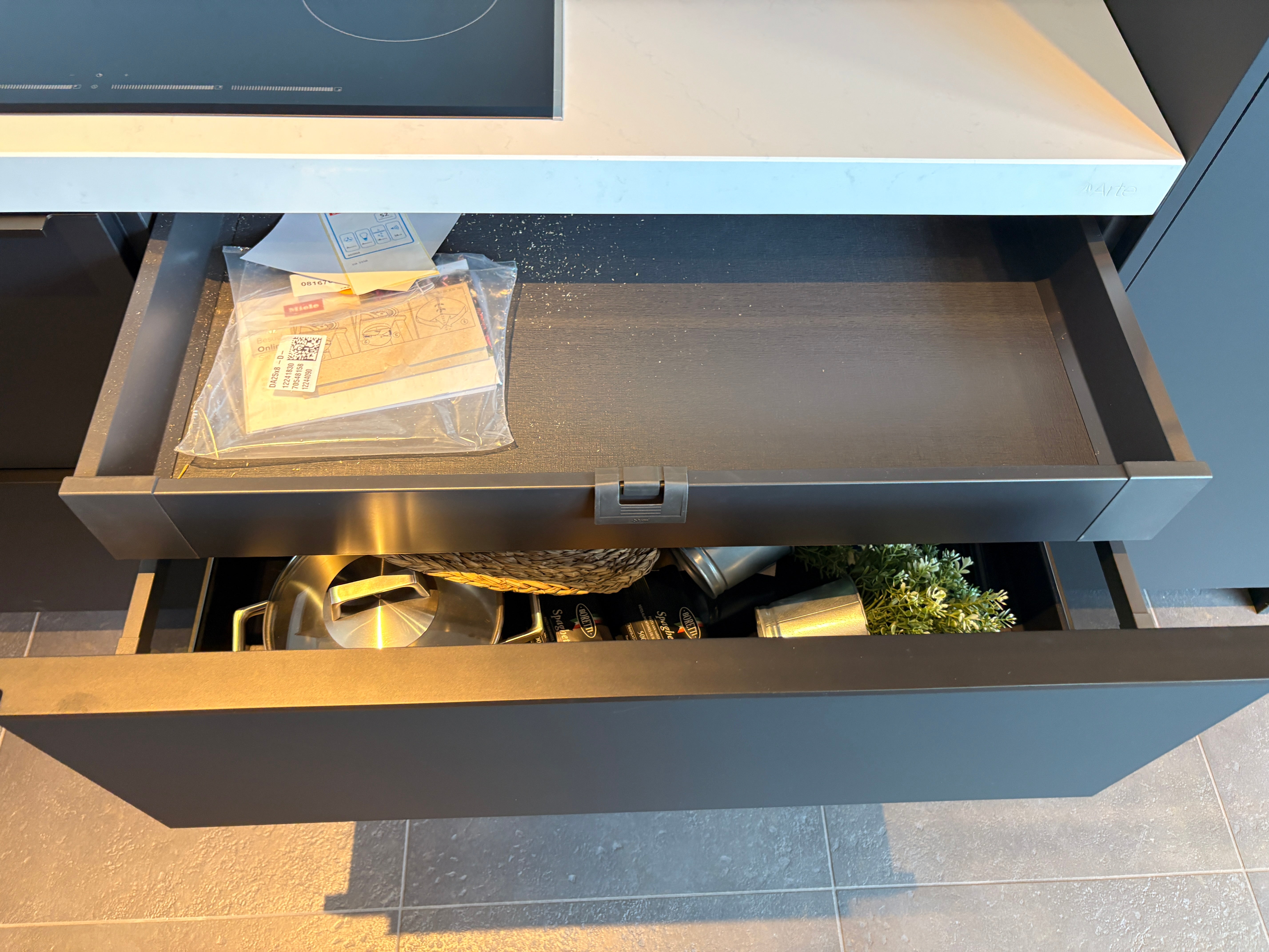 04669 - Strakke hoekkeuken met bar