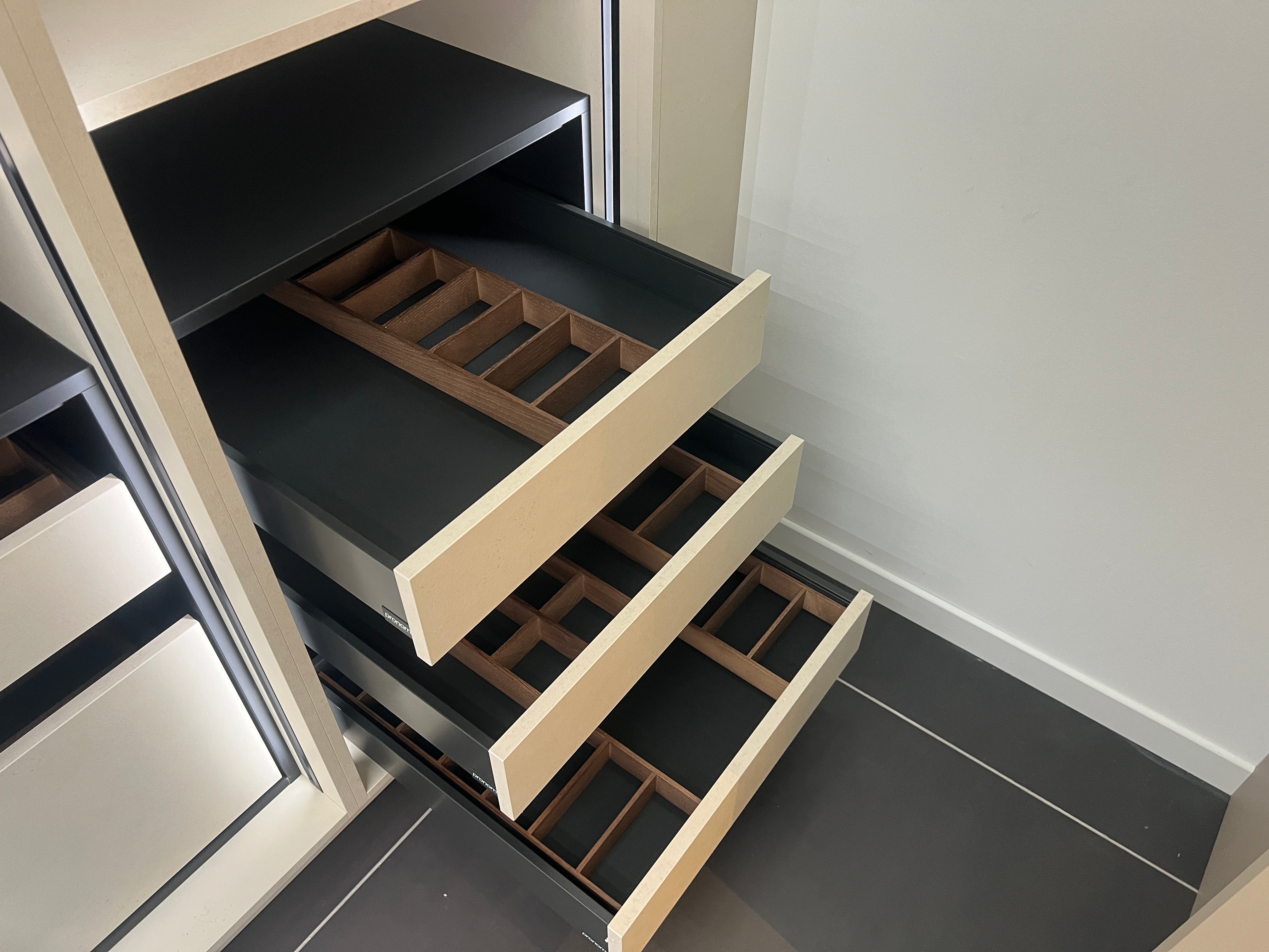 04745 - Pronorm kledingkast