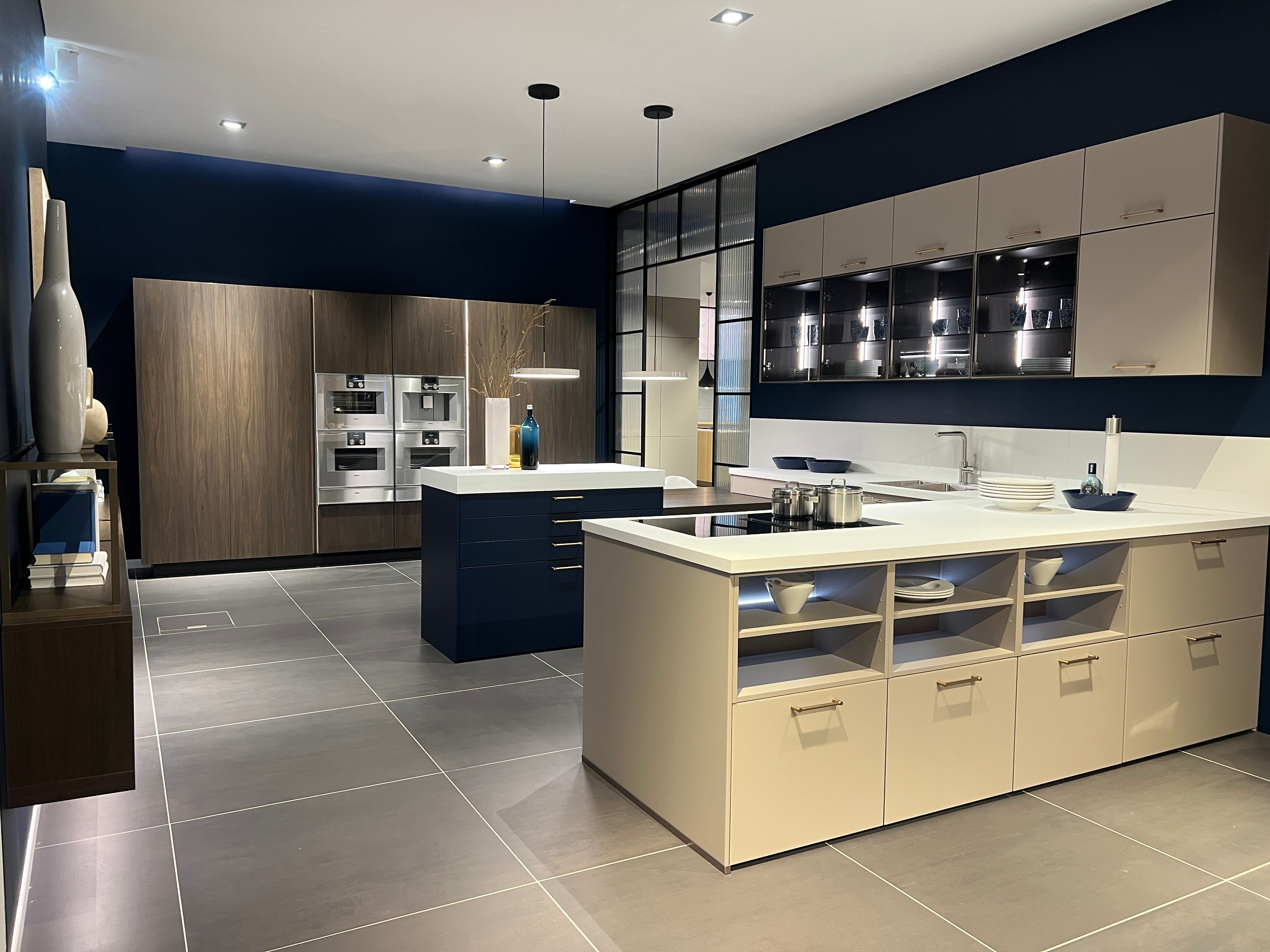 04733 - luxe schiereiland keuken met kastenwand