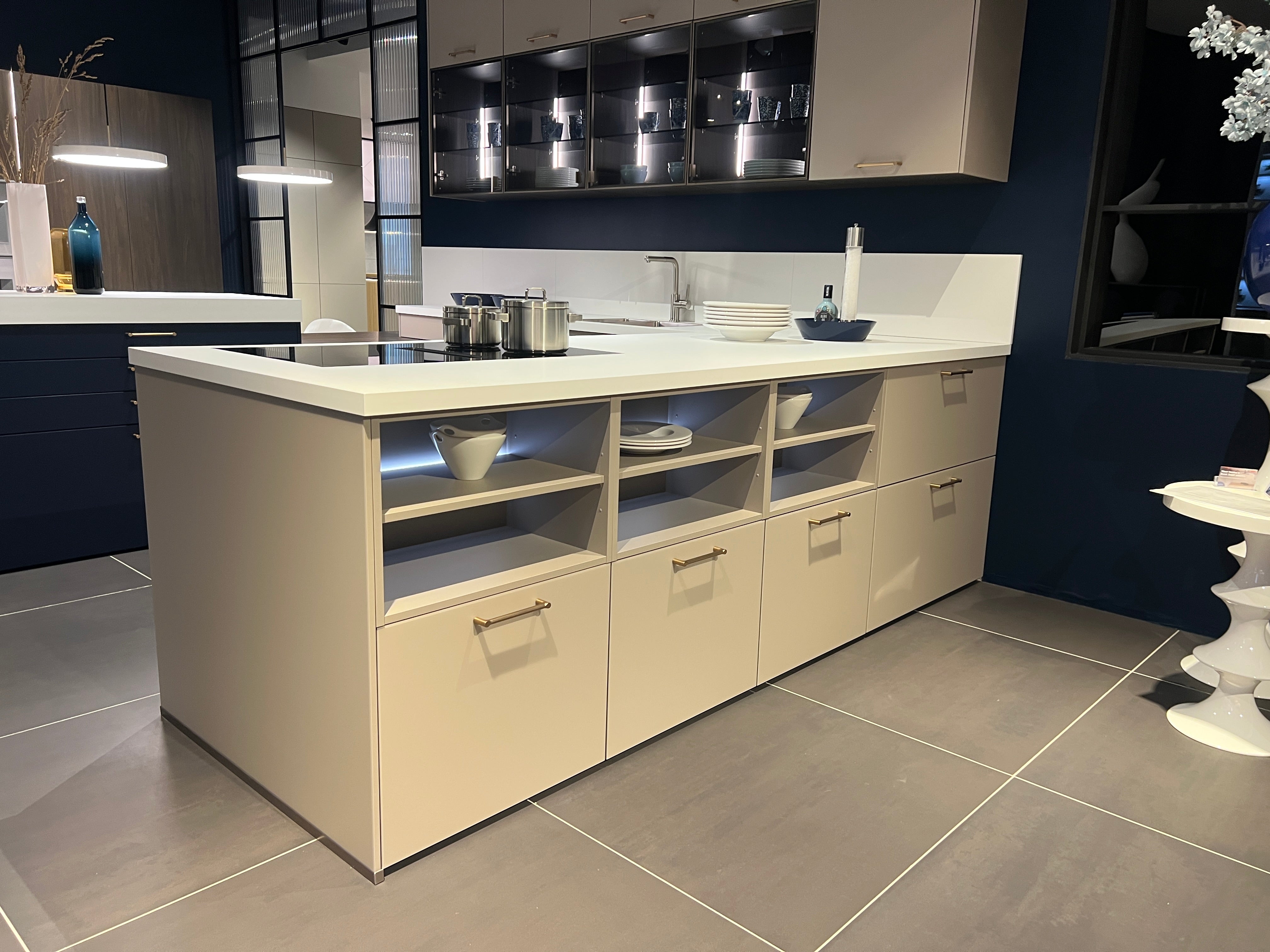 04733 - luxe schiereiland keuken met kastenwand