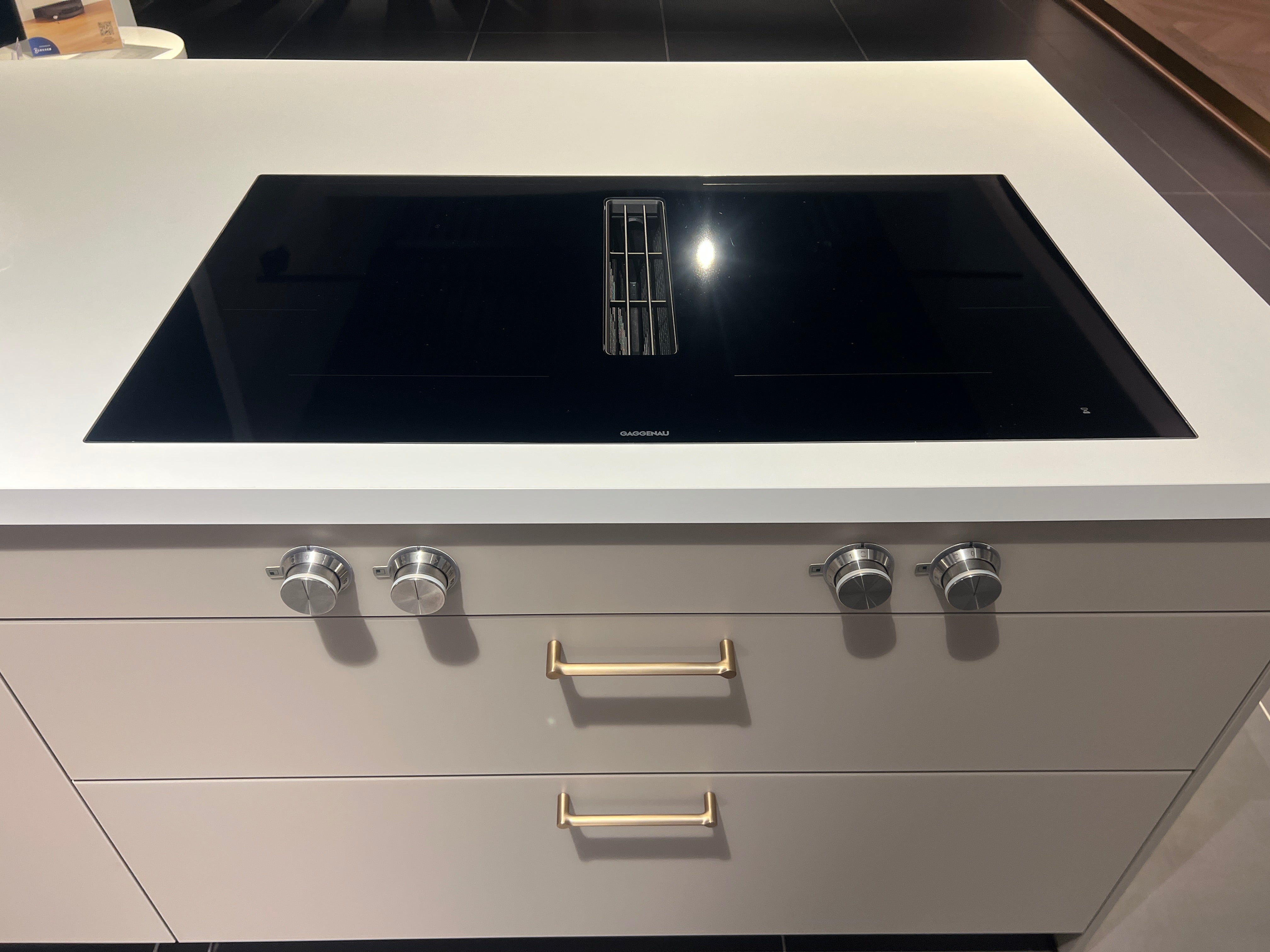 04733 - luxe schiereiland keuken met kastenwand