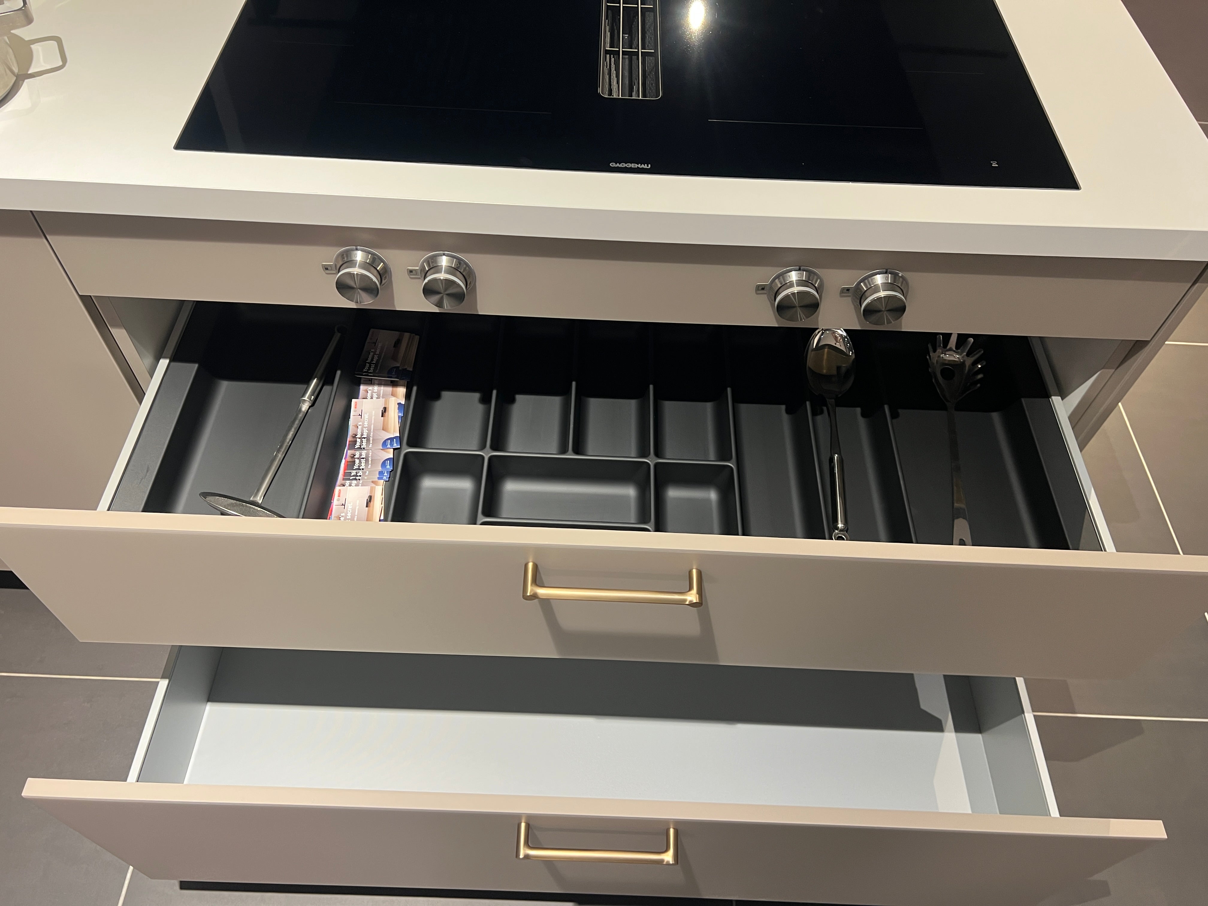 04733 - luxe schiereiland keuken met kastenwand