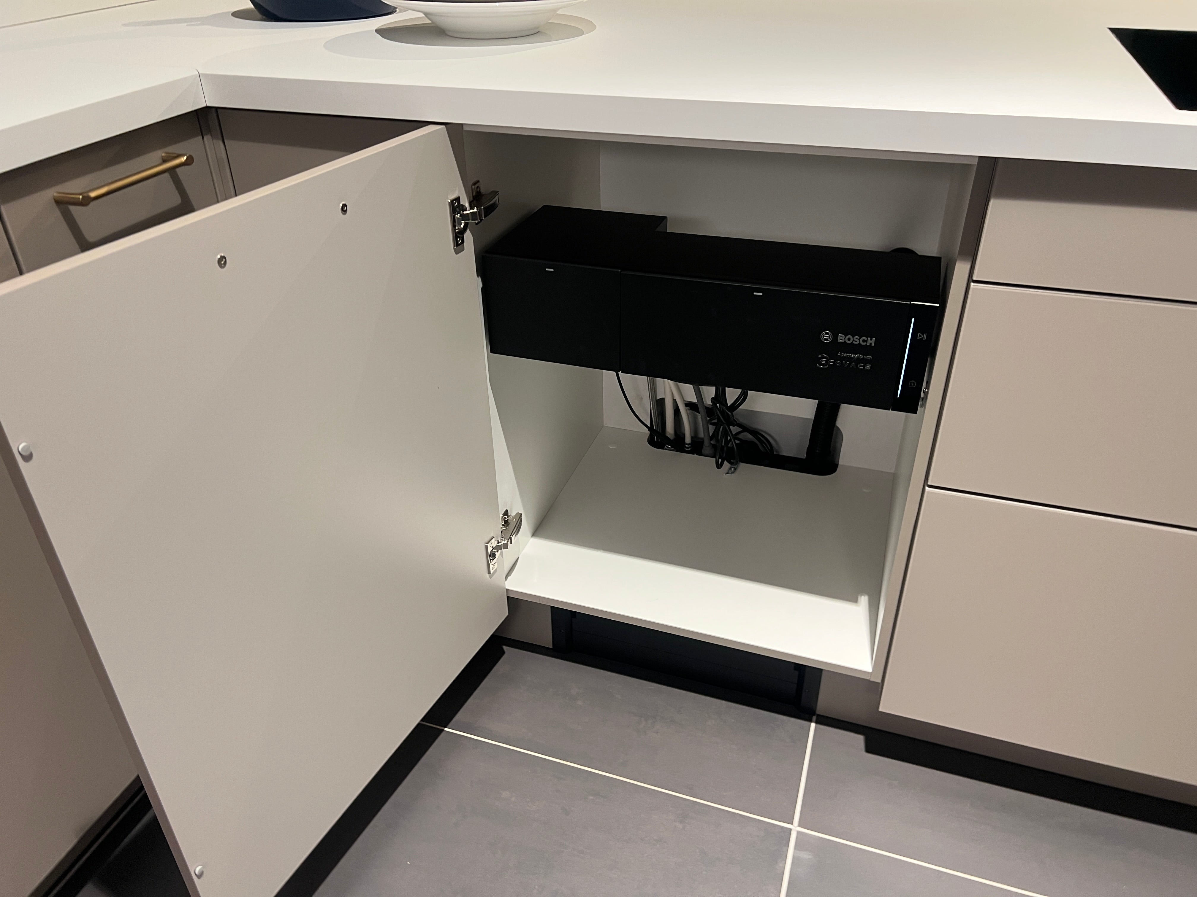 04733 - luxe schiereiland keuken met kastenwand