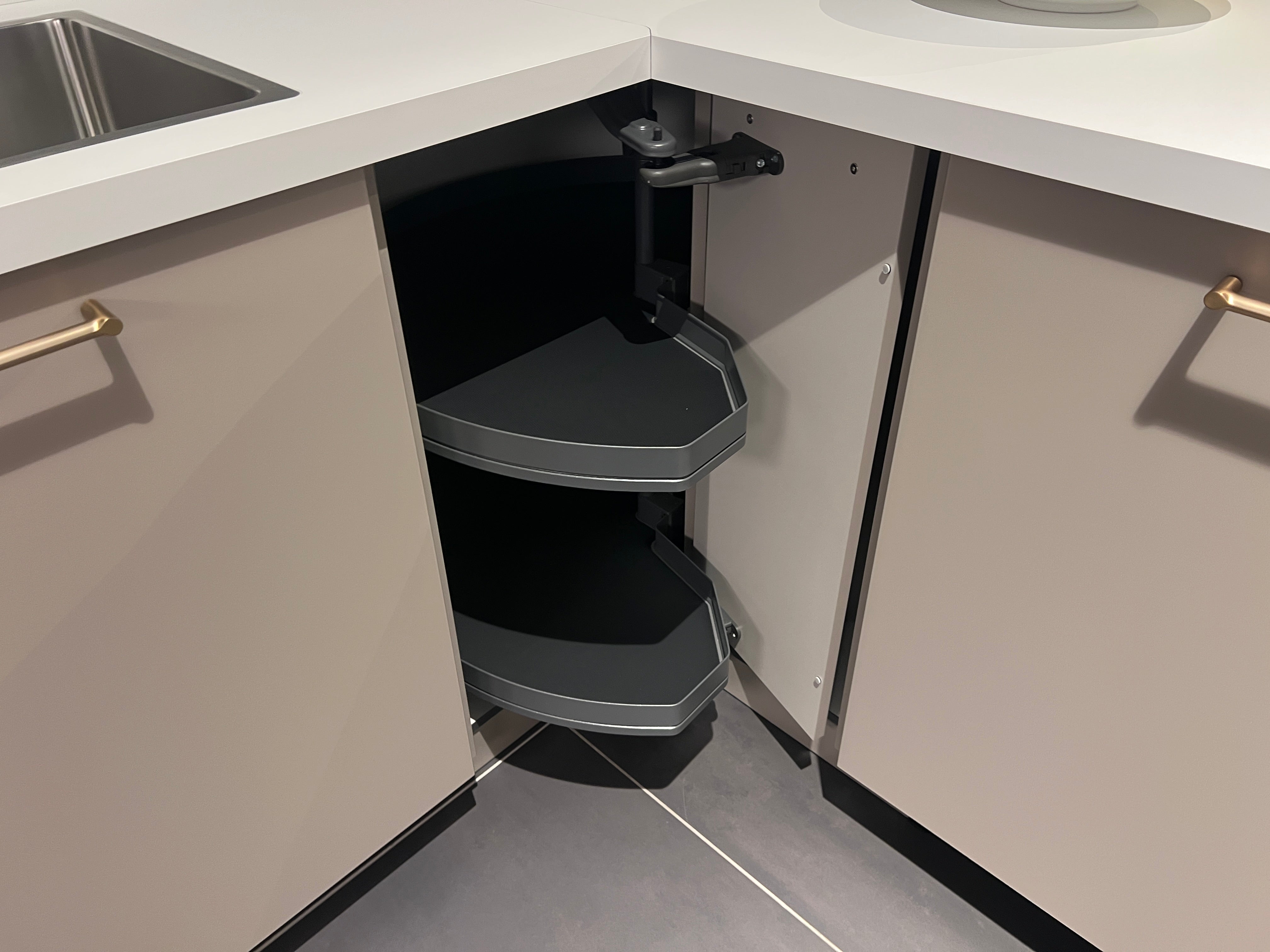 04733 - luxe schiereiland keuken met kastenwand