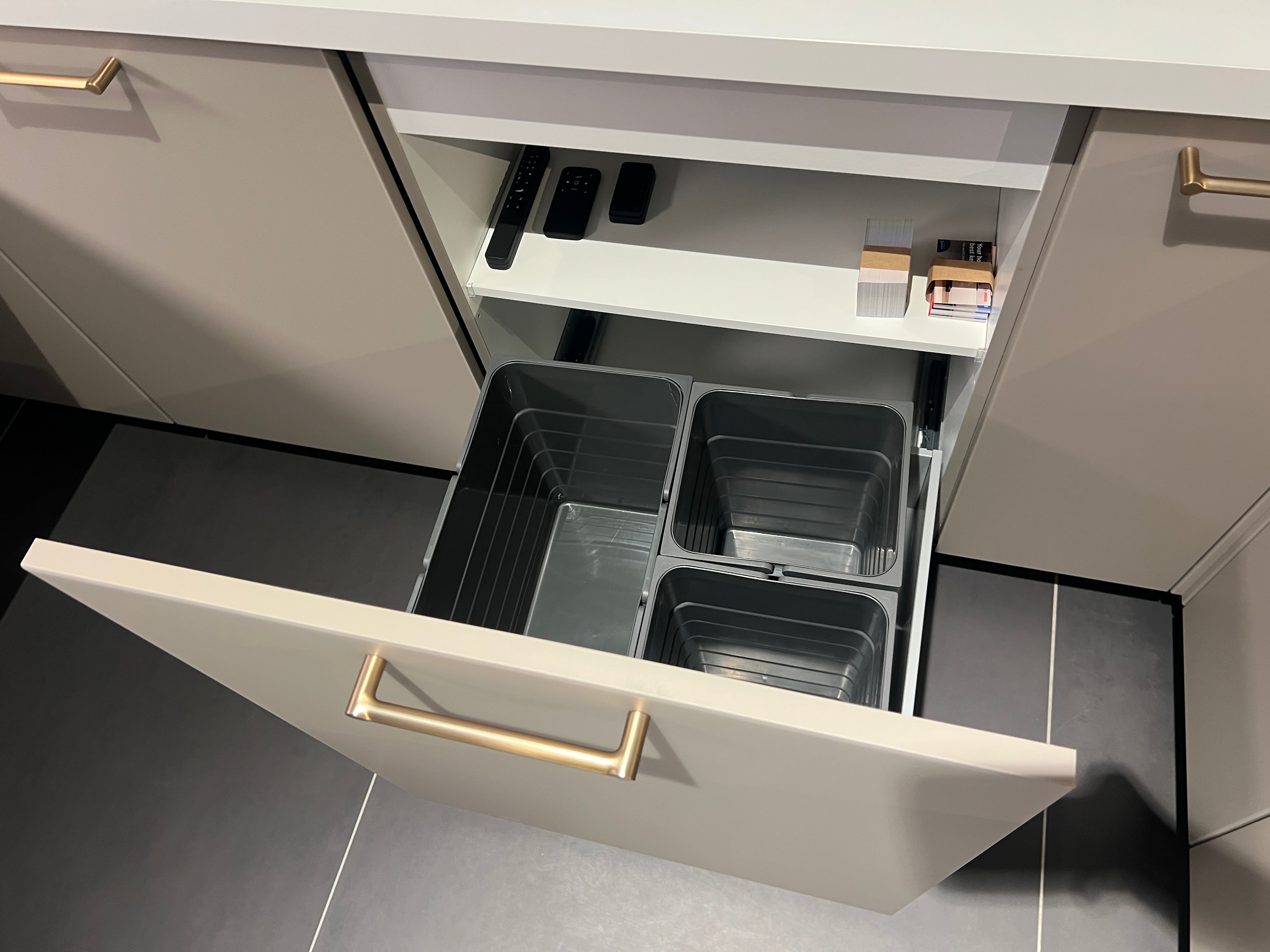 04733 - luxe schiereiland keuken met kastenwand