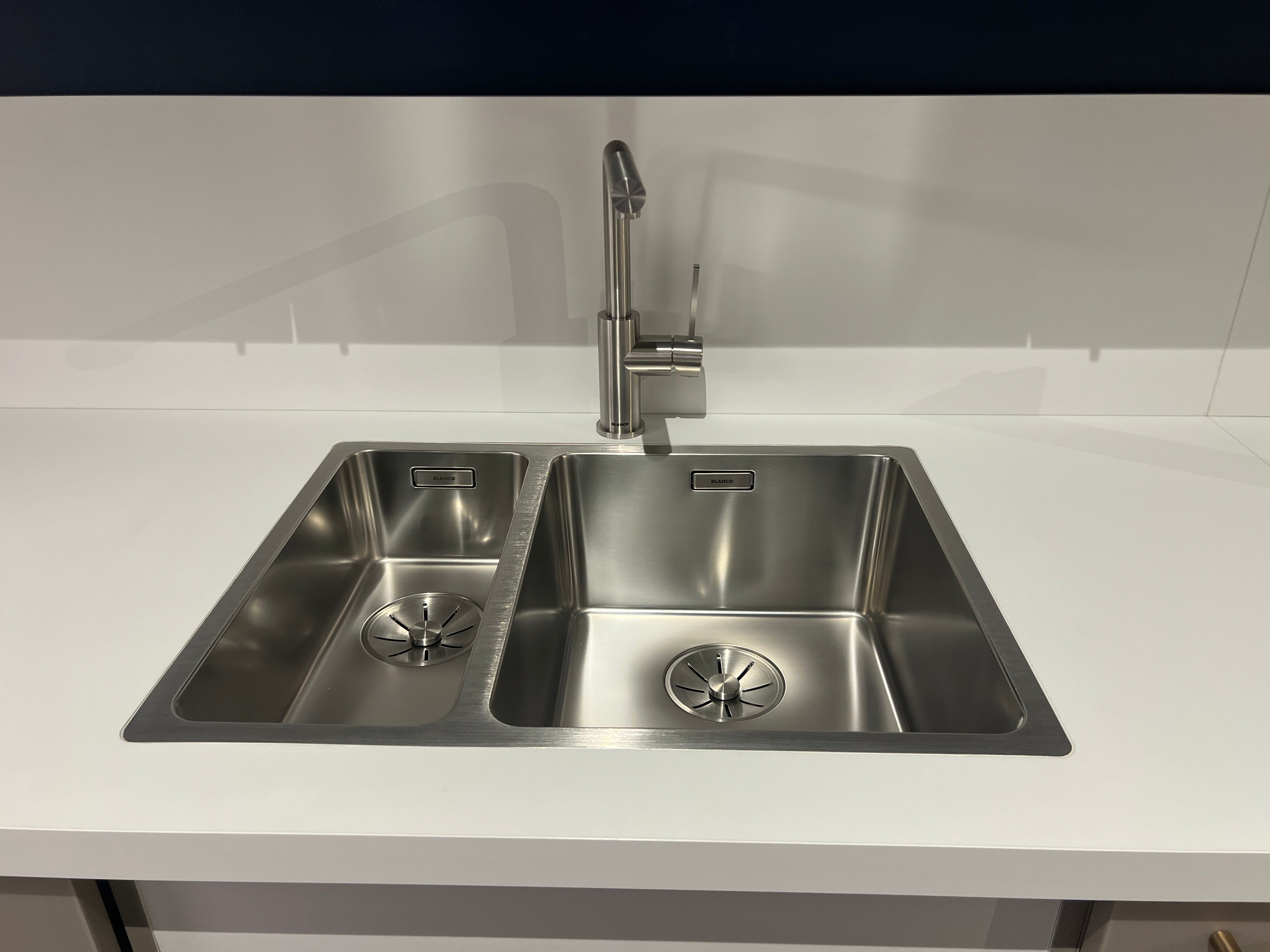 04733 - luxe schiereiland keuken met kastenwand