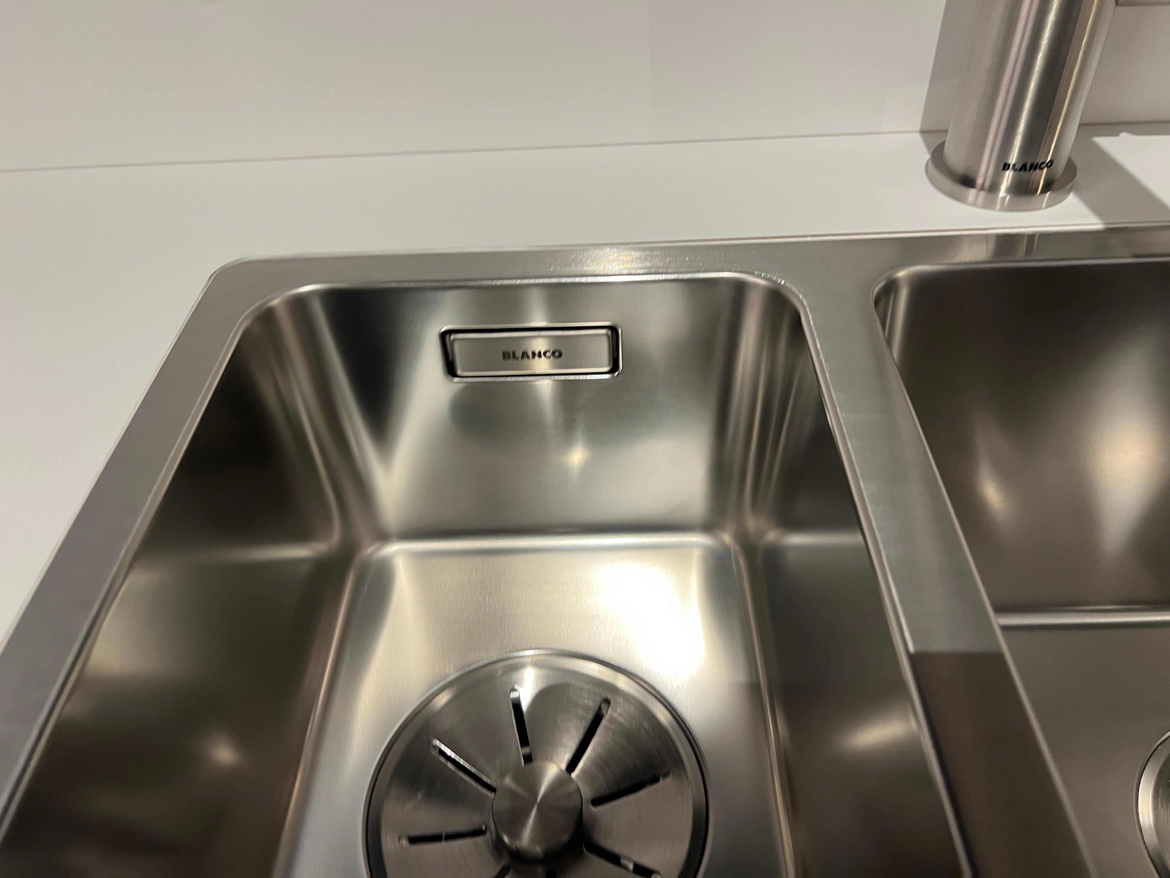 04733 - luxe schiereiland keuken met kastenwand