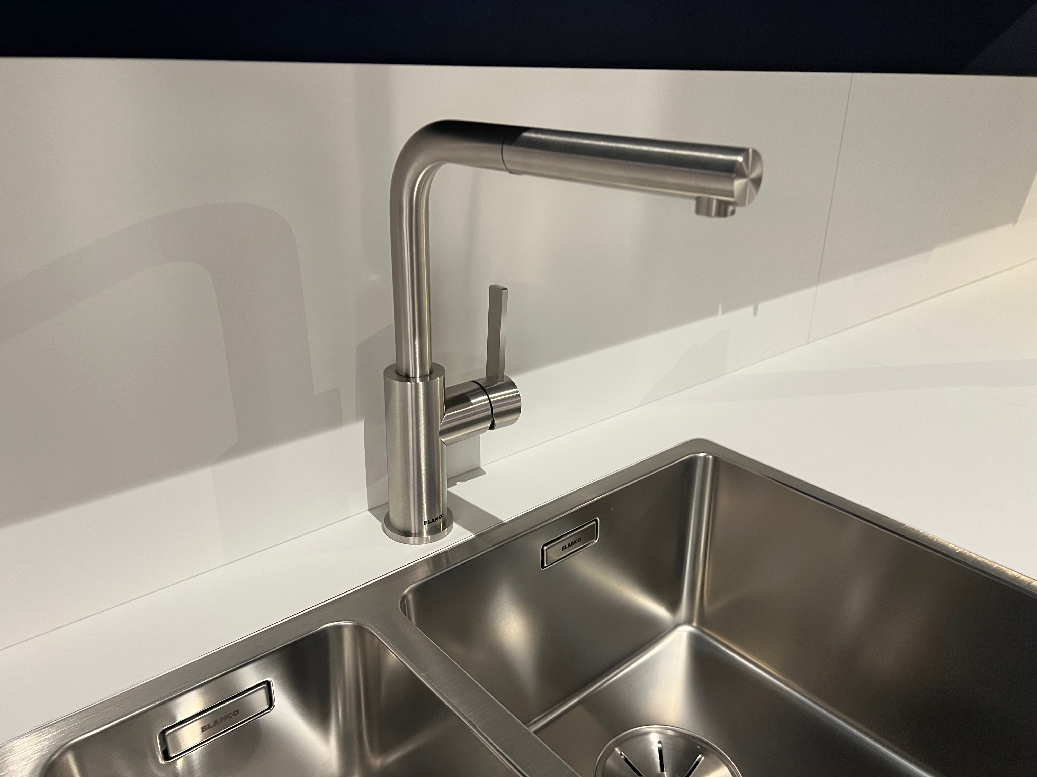 04733 - luxe schiereiland keuken met kastenwand