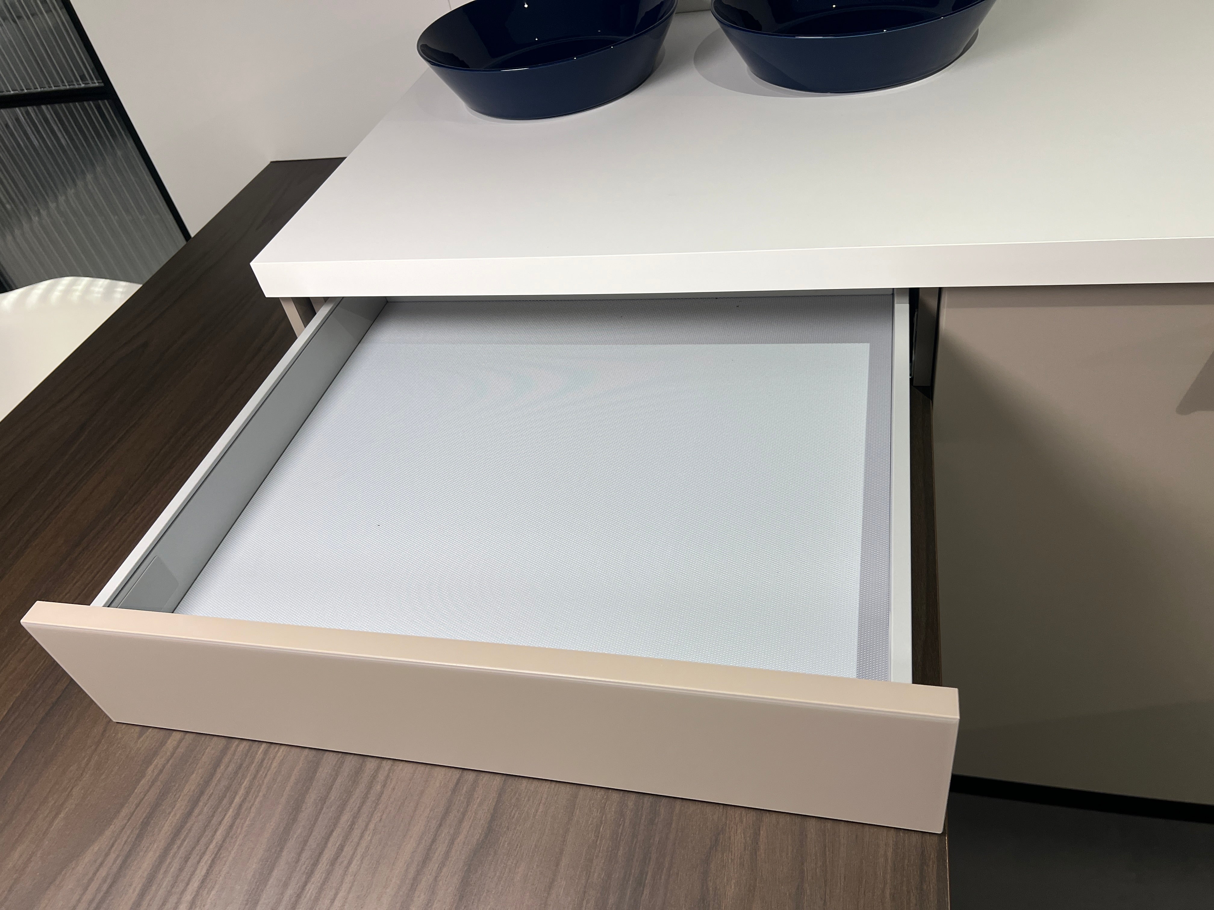 04733 - luxe schiereiland keuken met kastenwand