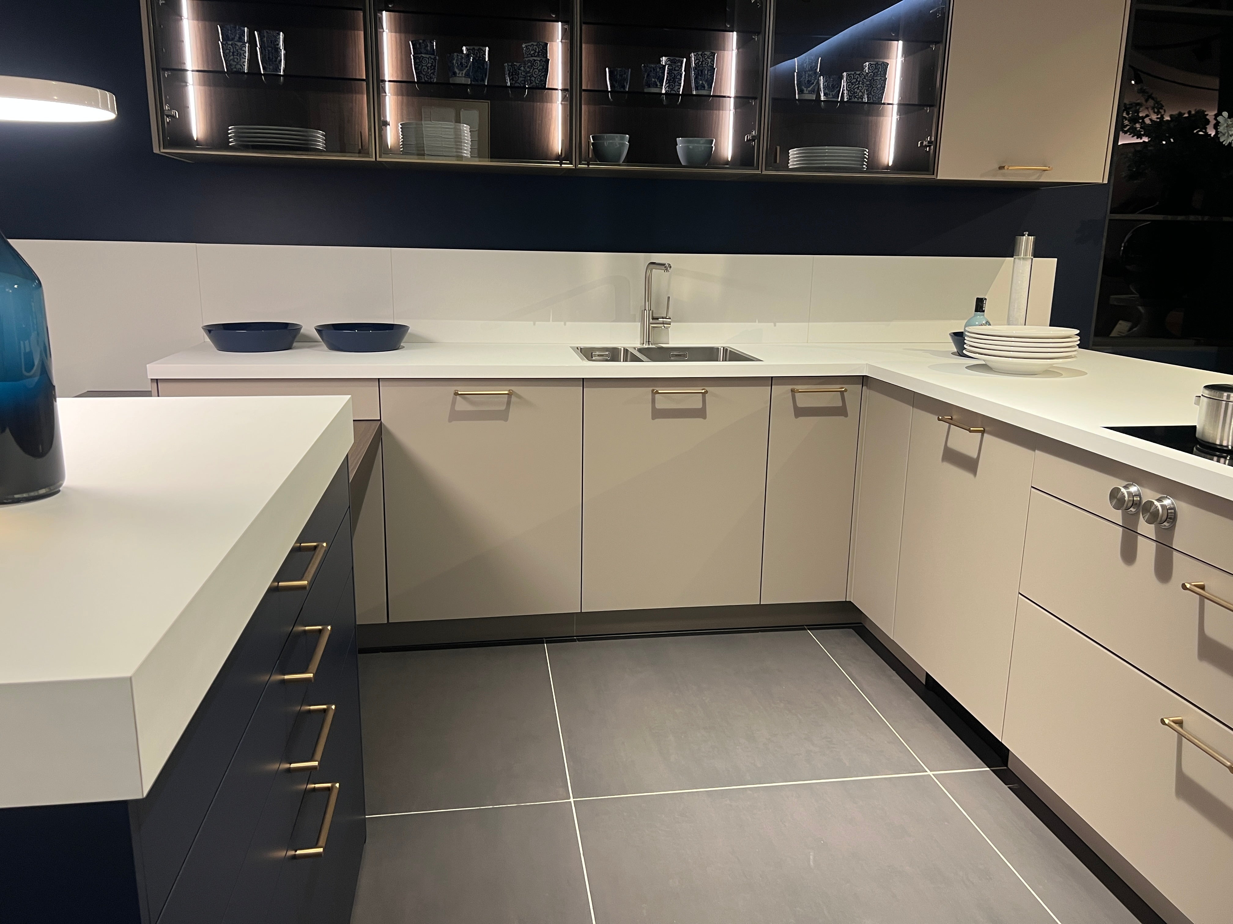 04733 - luxe schiereiland keuken met kastenwand