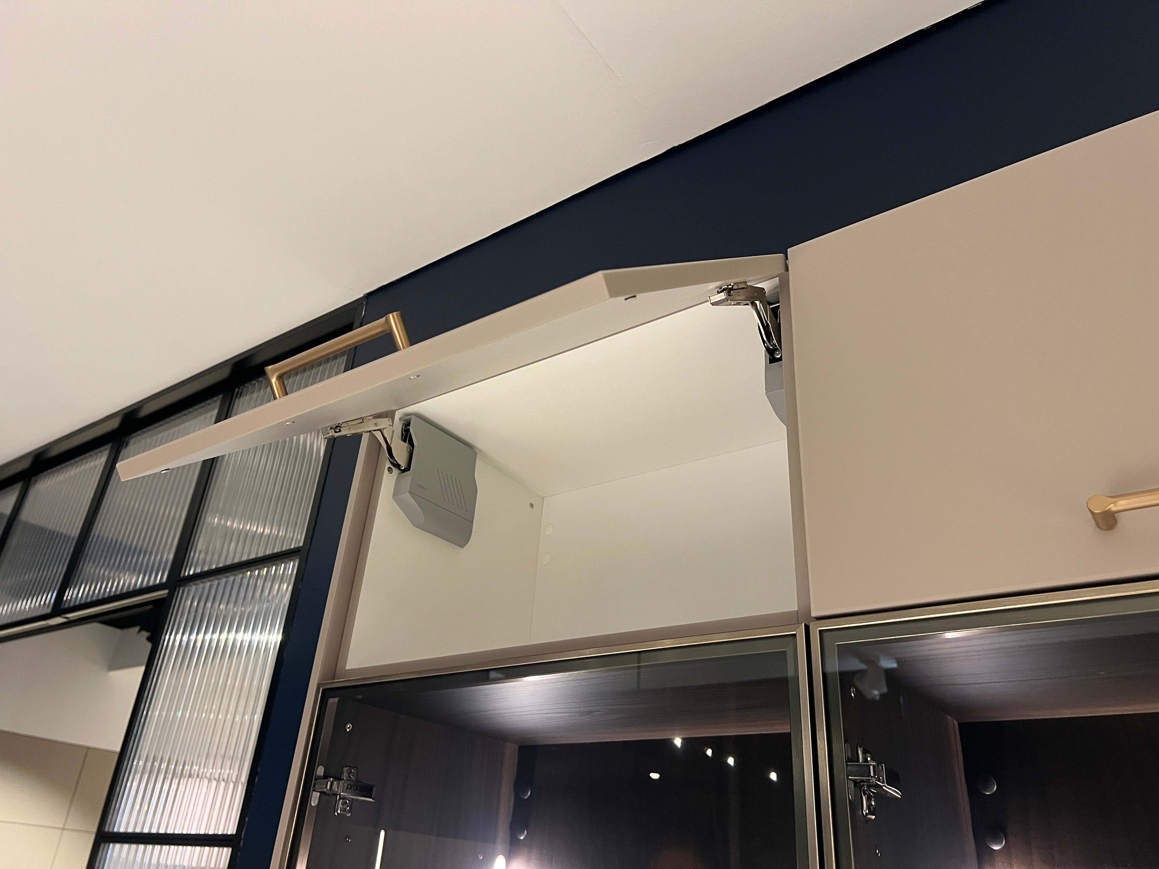 04733 - luxe schiereiland keuken met kastenwand