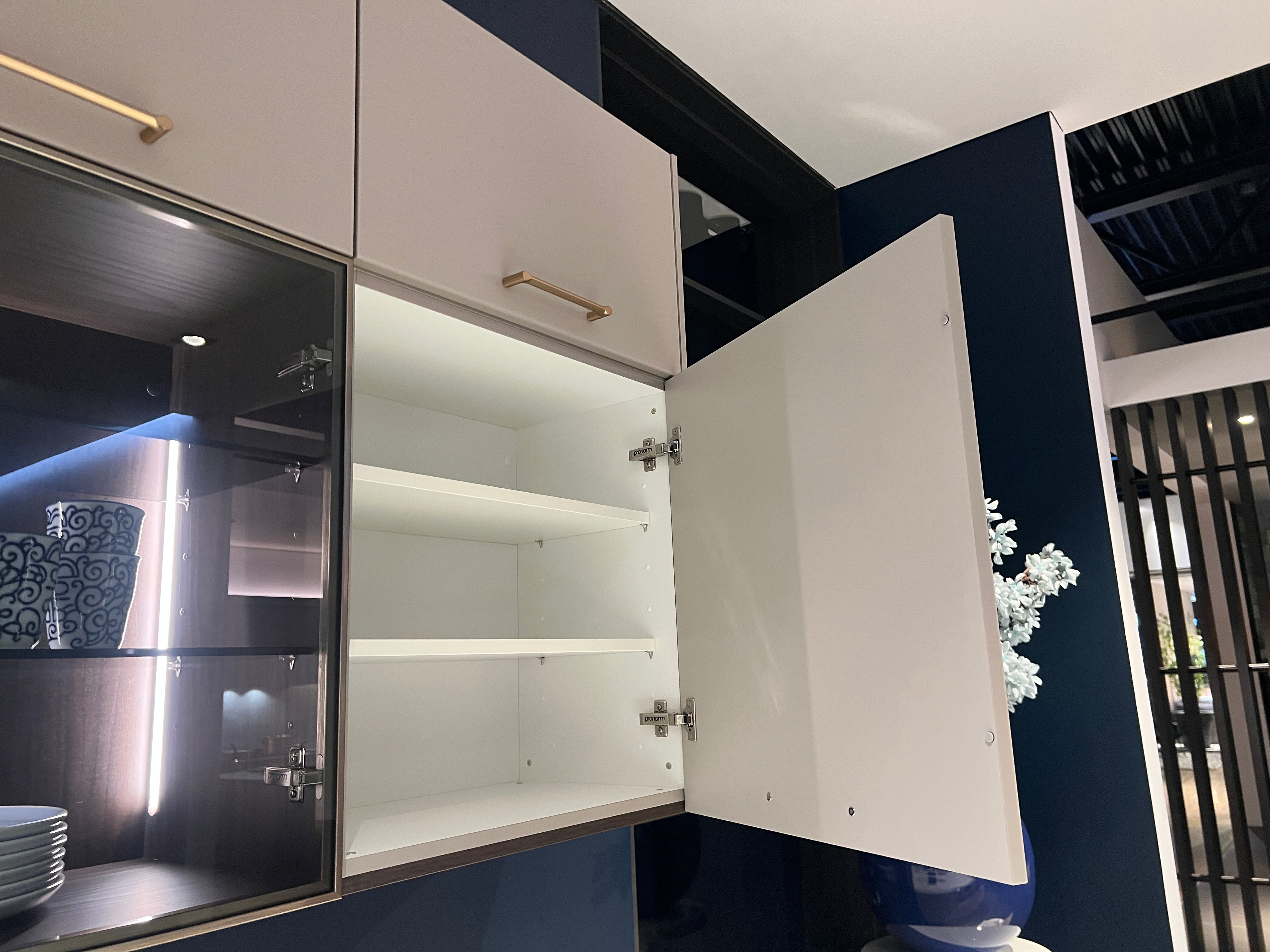 04733 - luxe schiereiland keuken met kastenwand