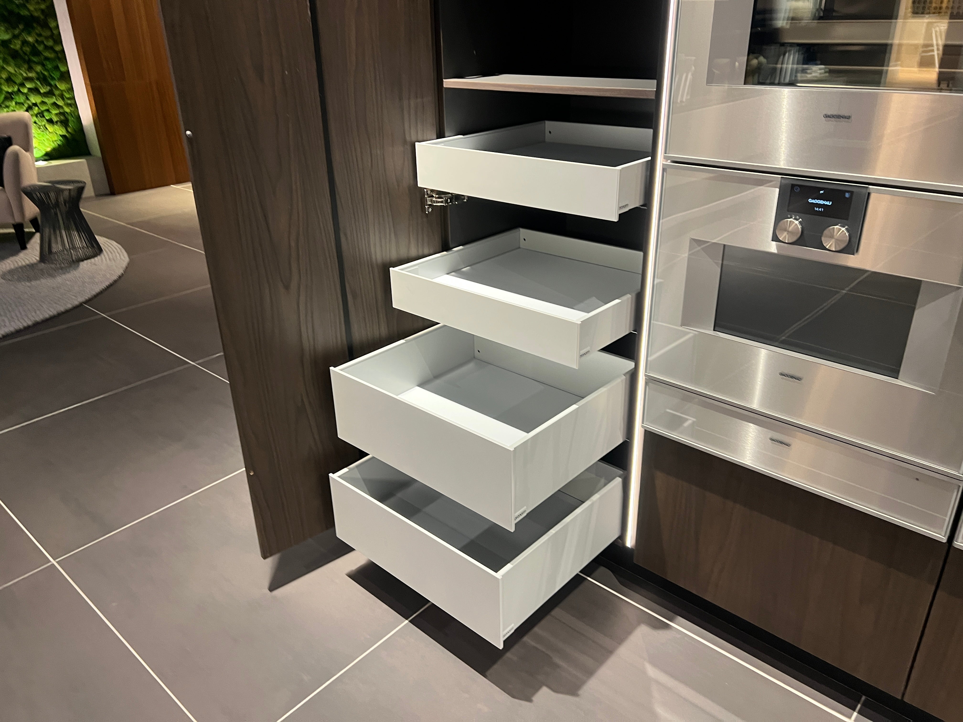 04733 - luxe schiereiland keuken met kastenwand