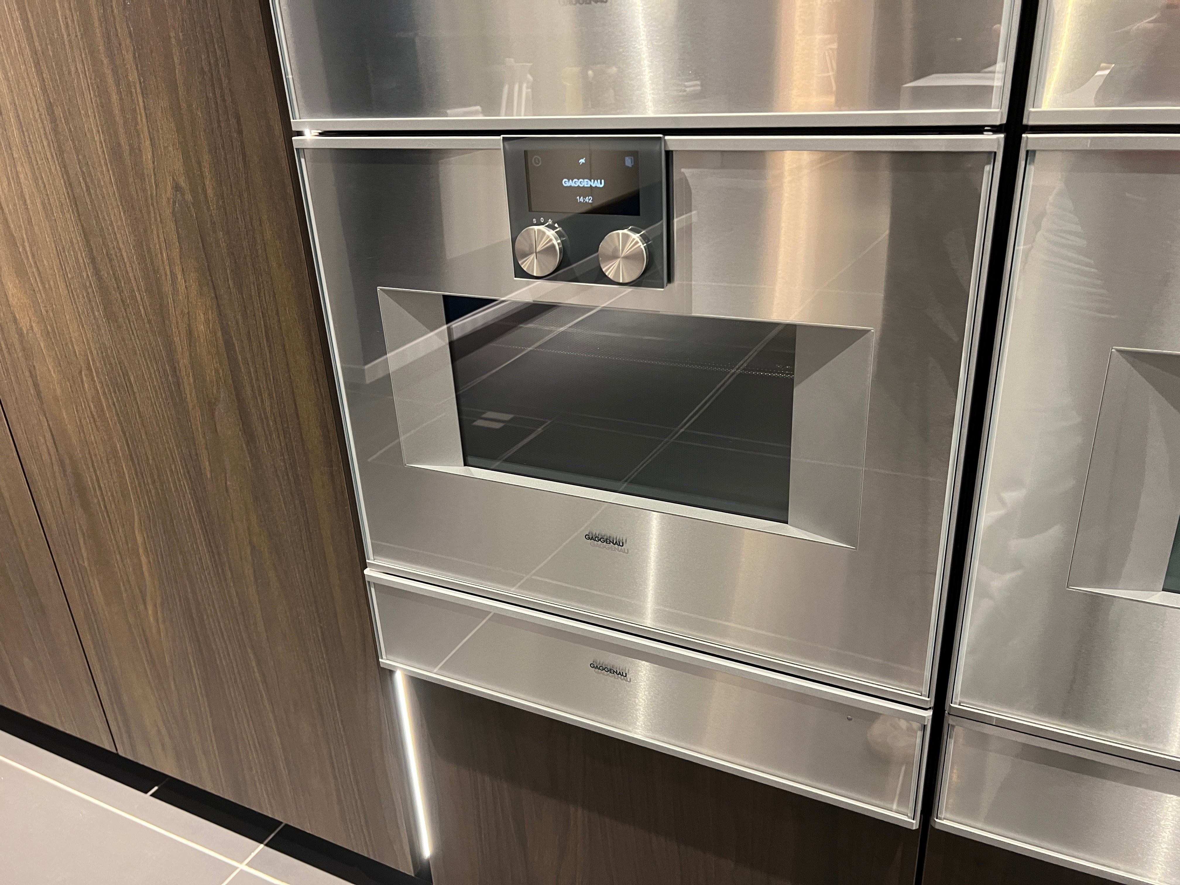 04733 - luxe schiereiland keuken met kastenwand