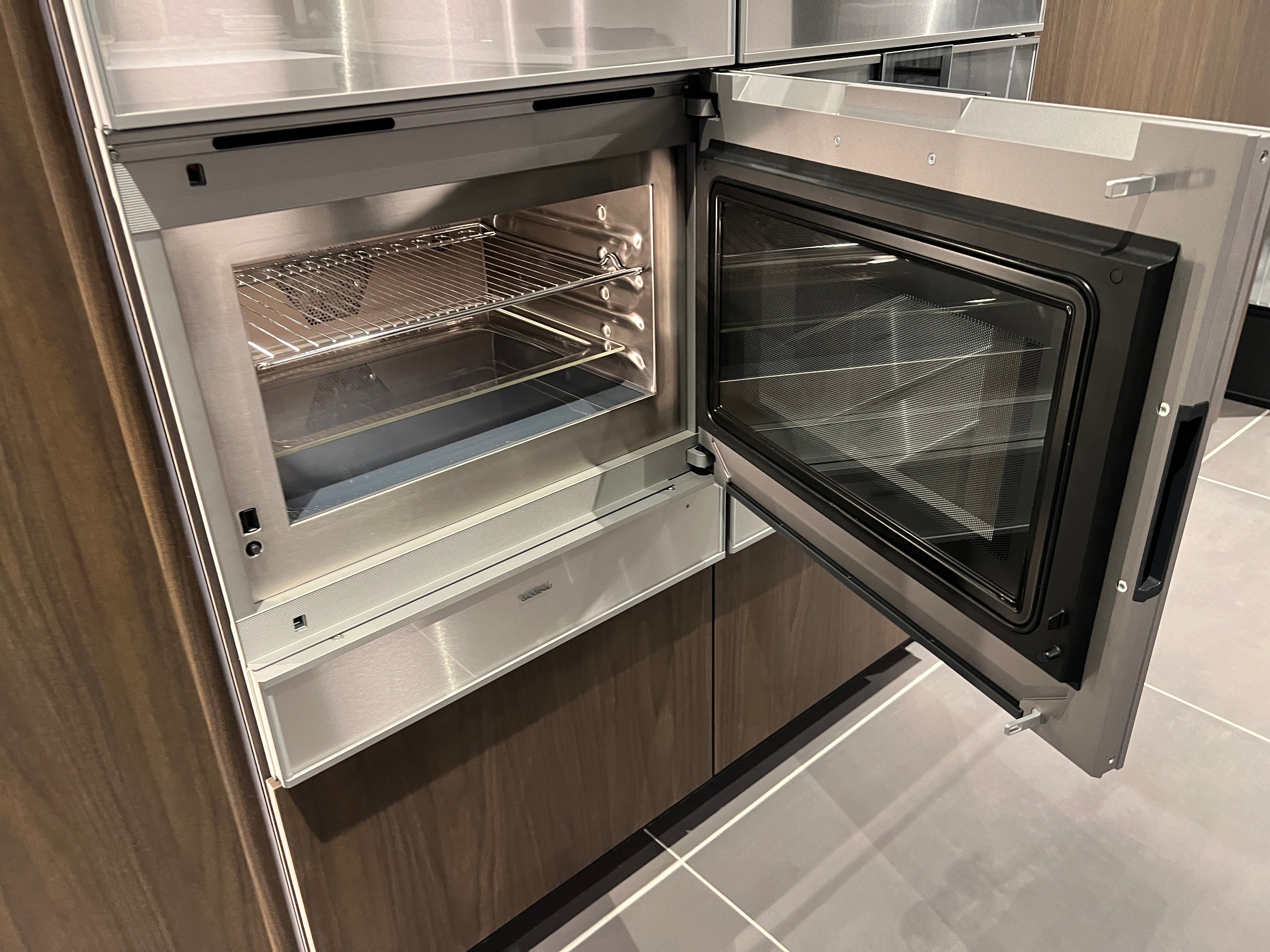 04733 - luxe schiereiland keuken met kastenwand