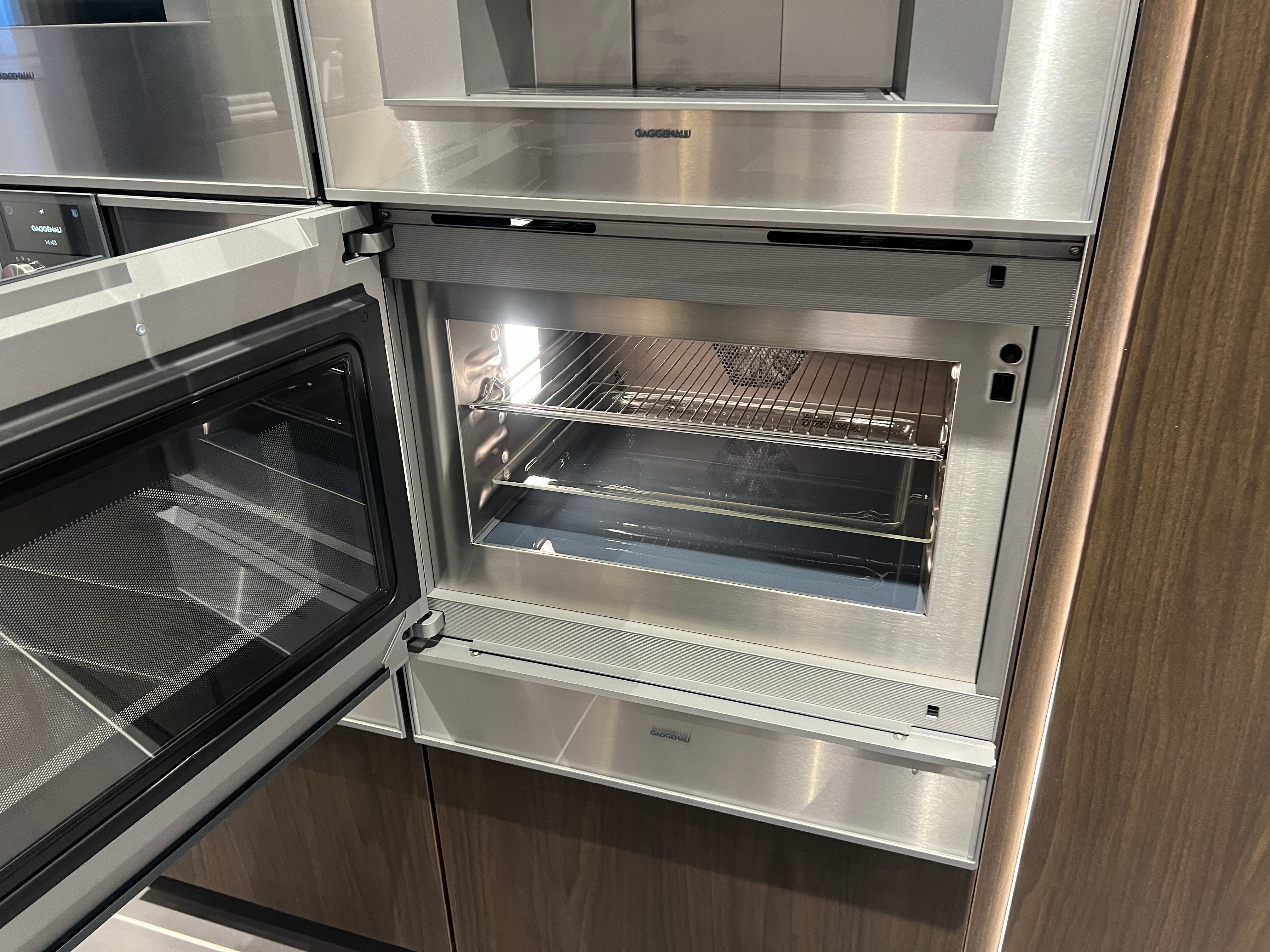 04733 - luxe schiereiland keuken met kastenwand
