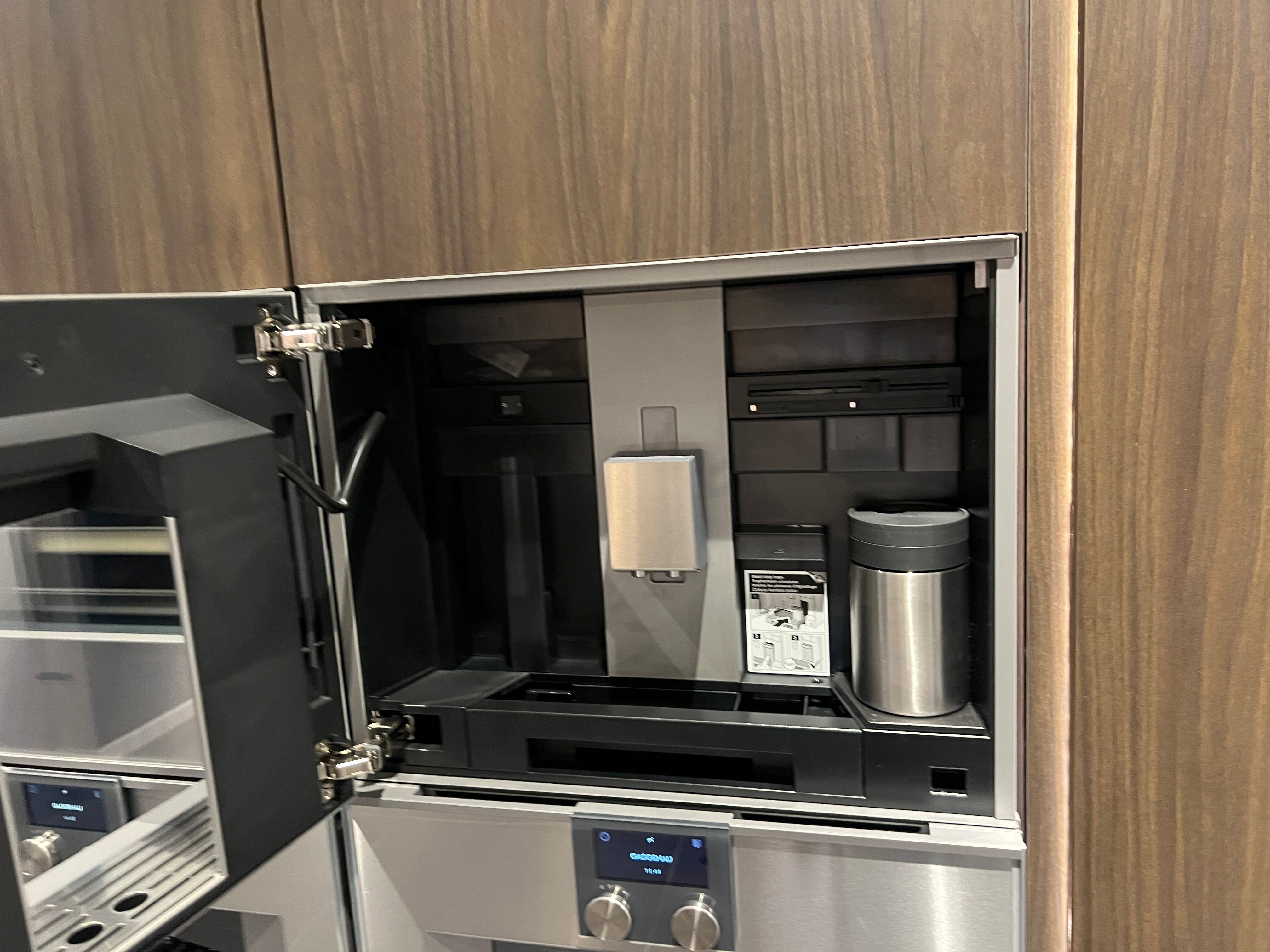 04733 - luxe schiereiland keuken met kastenwand