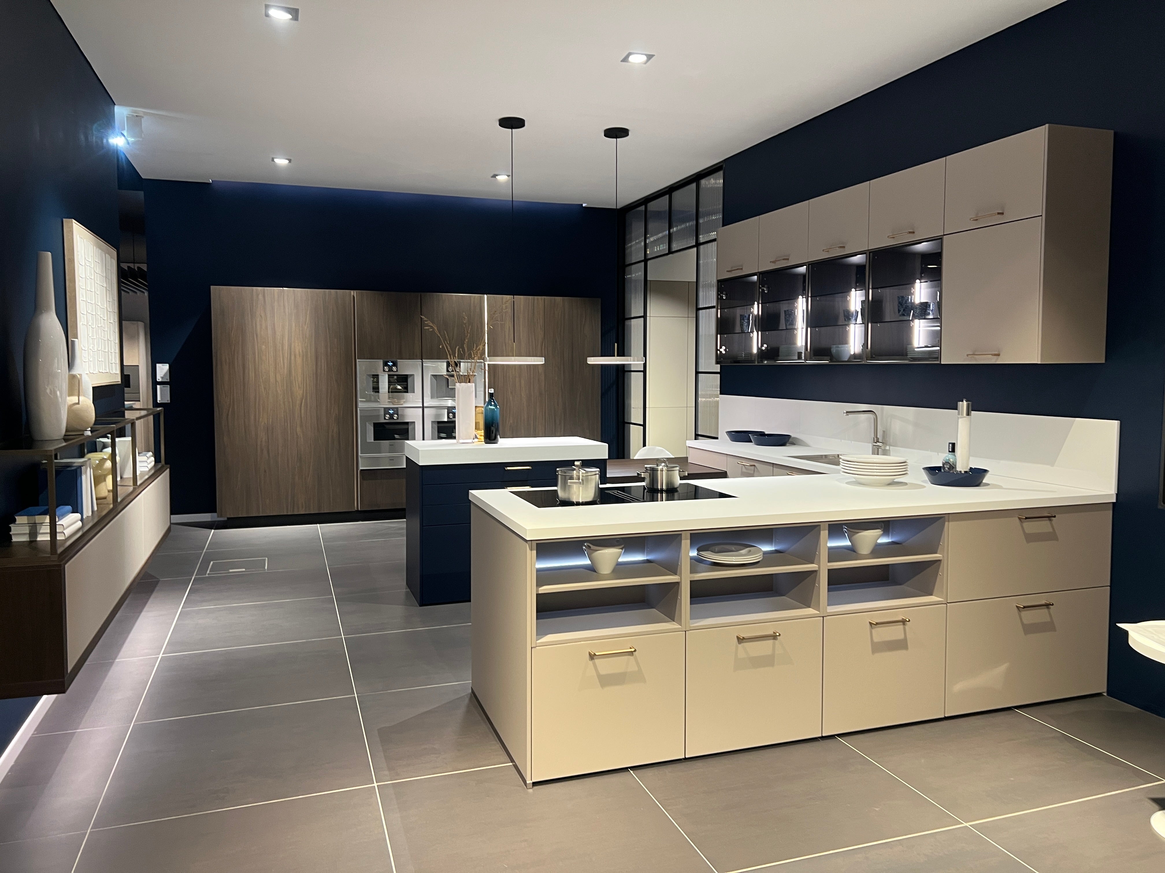 04733 - luxe schiereiland keuken met kastenwand