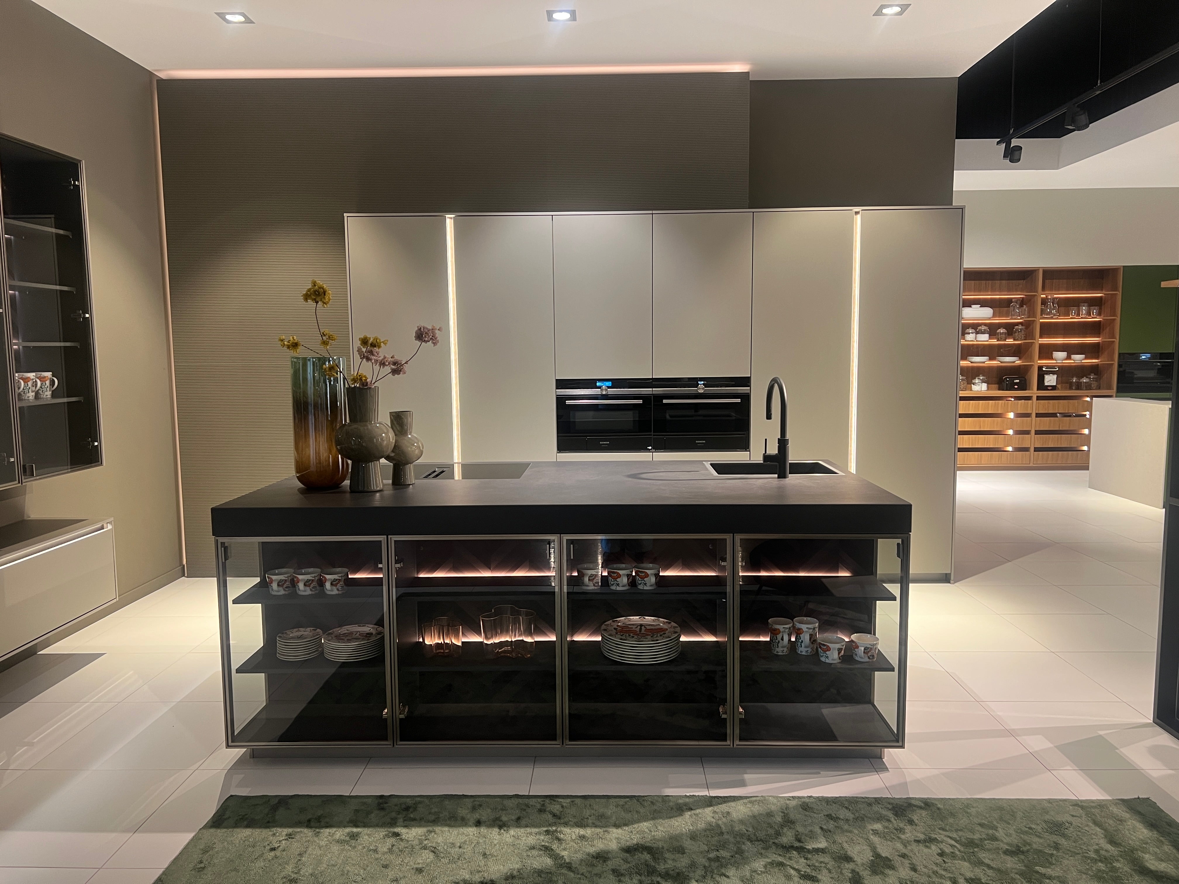 04737 - Luxe Pronorm eiland met vitrine kast