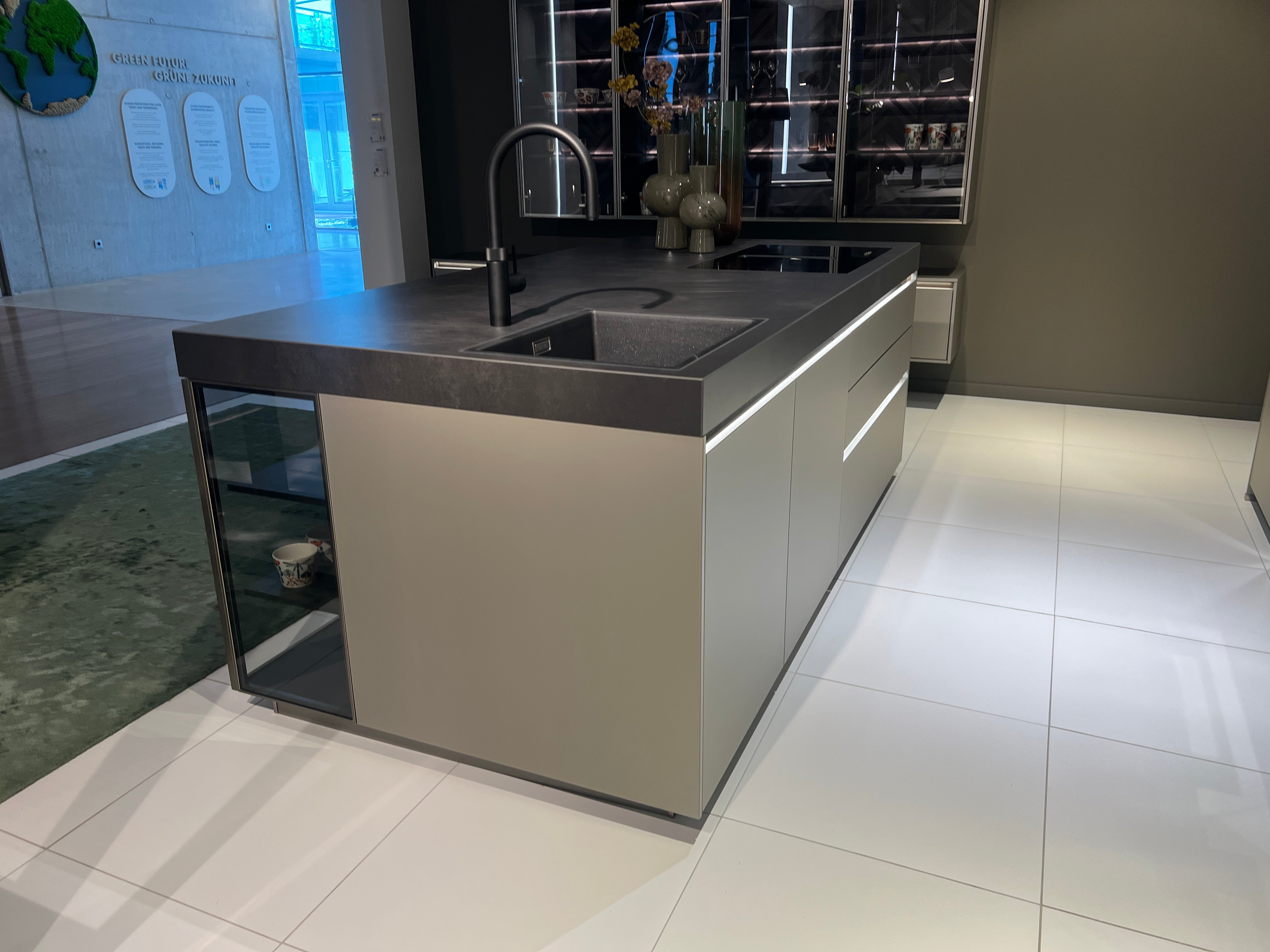 04737 - Luxe Pronorm eiland met vitrine kast