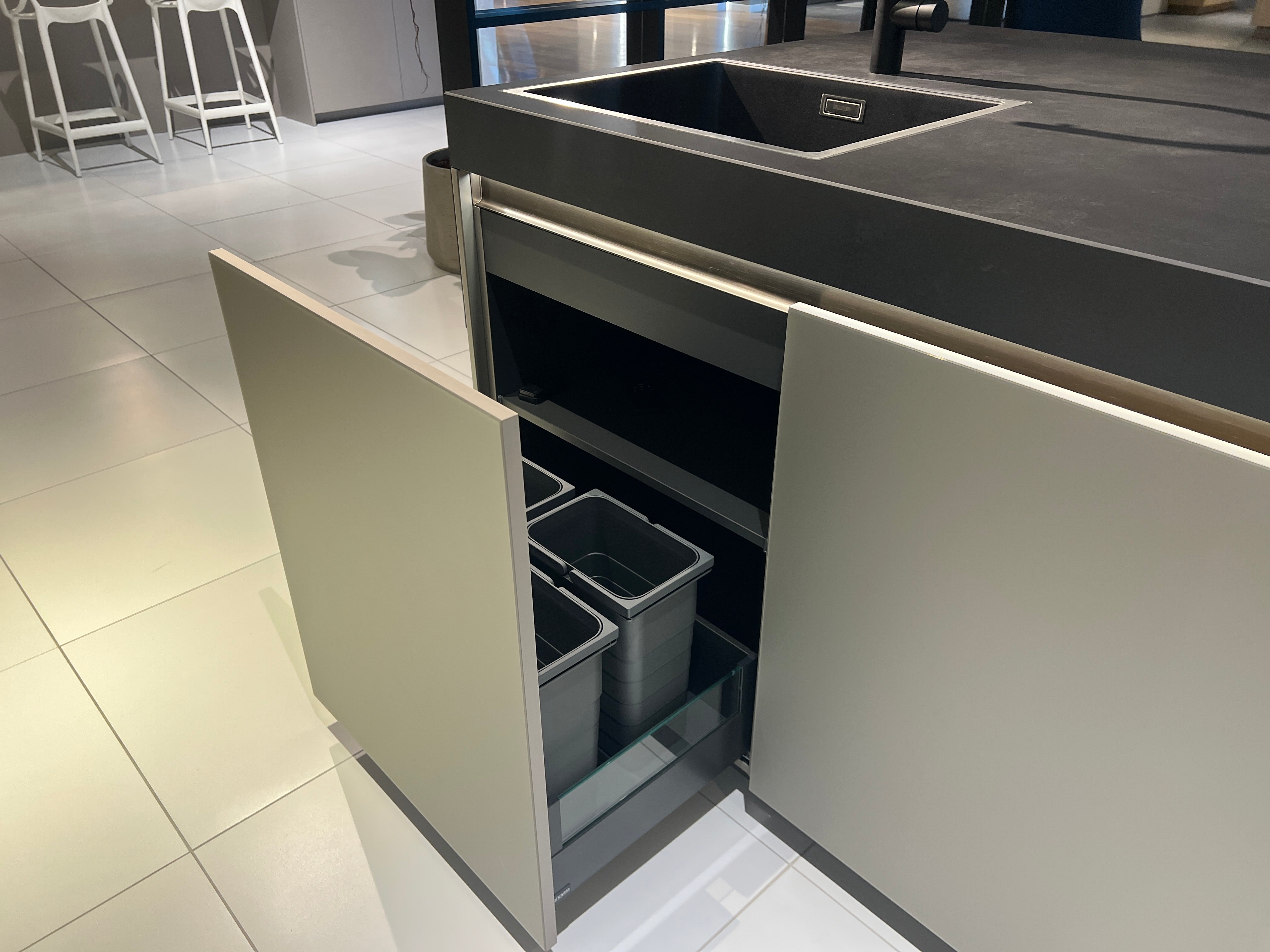 04737 - Luxe Pronorm eiland met vitrine kast