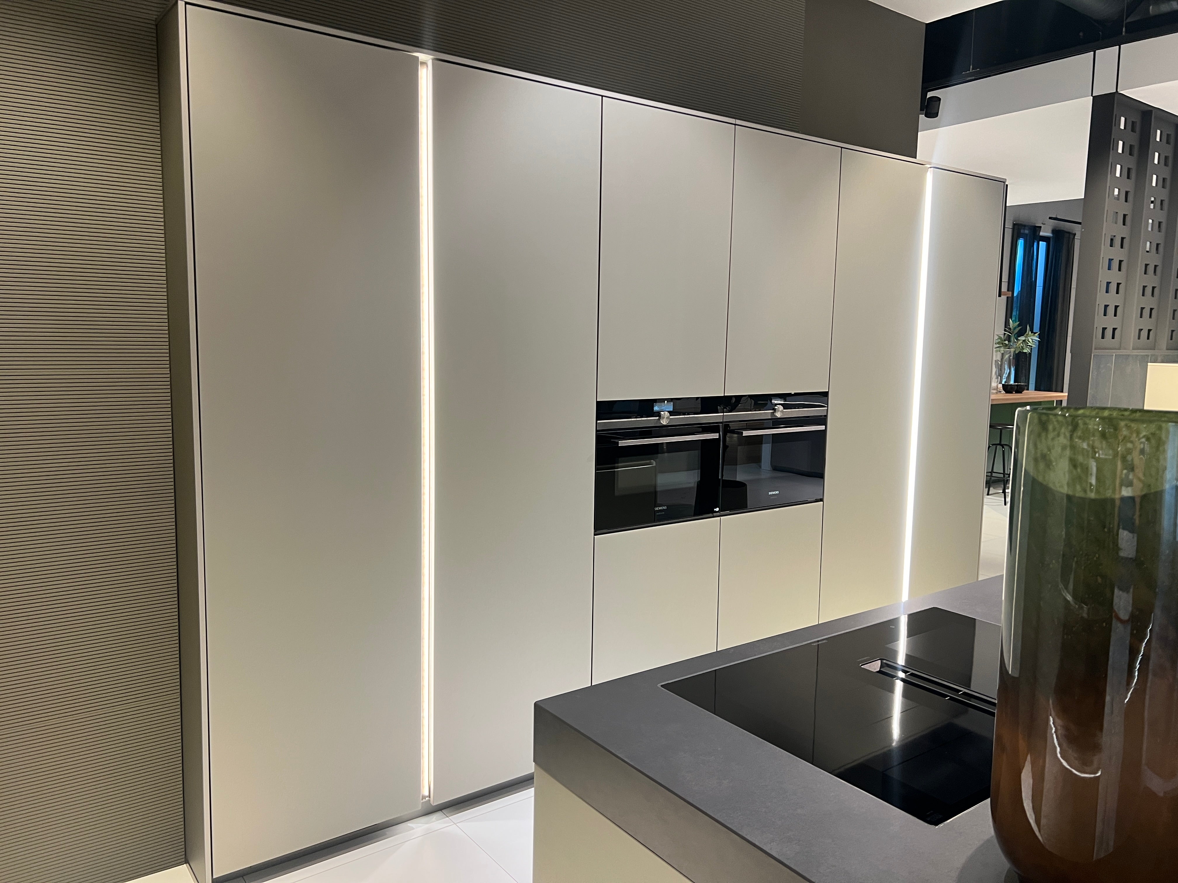 04737 - Luxe Pronorm eiland met vitrine kast