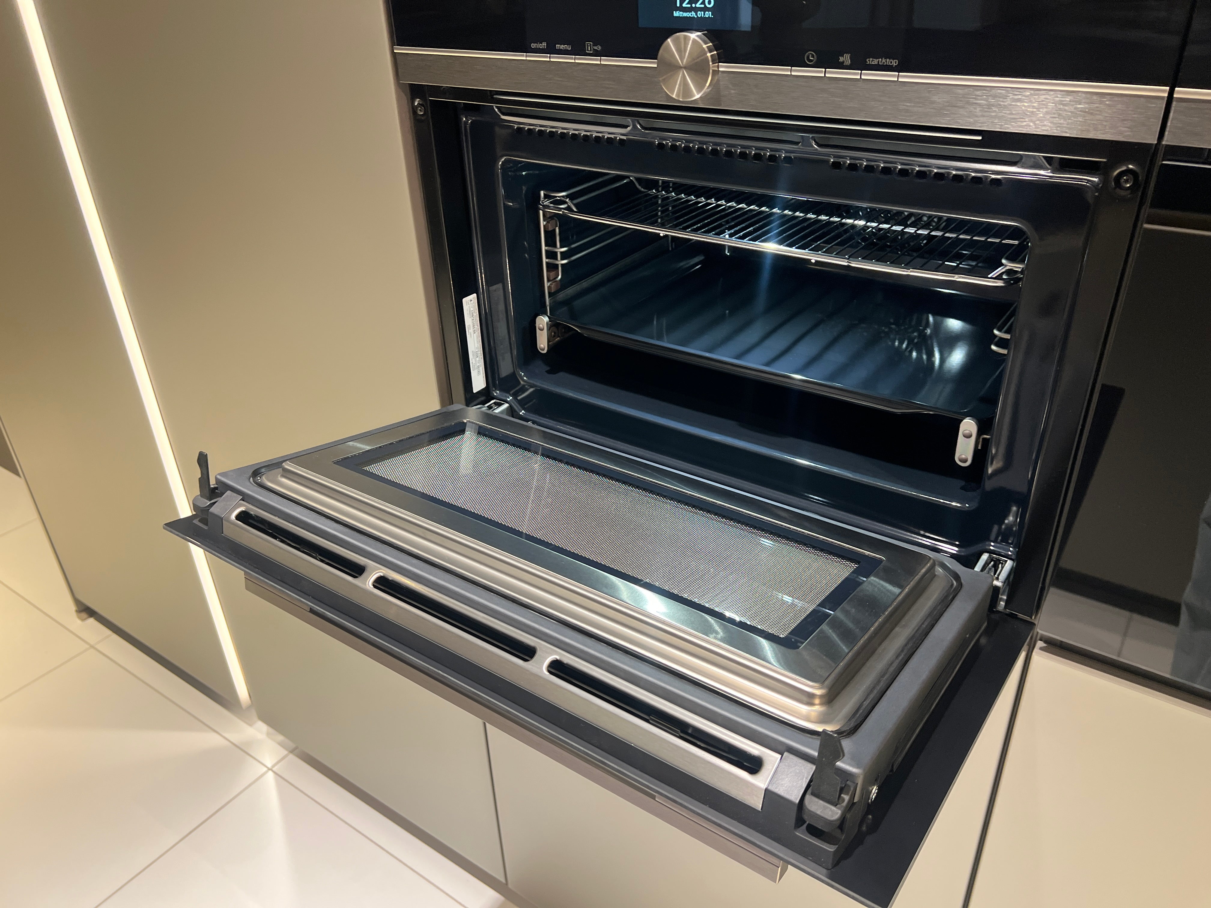 04737 - Luxe Pronorm eiland met vitrine kast